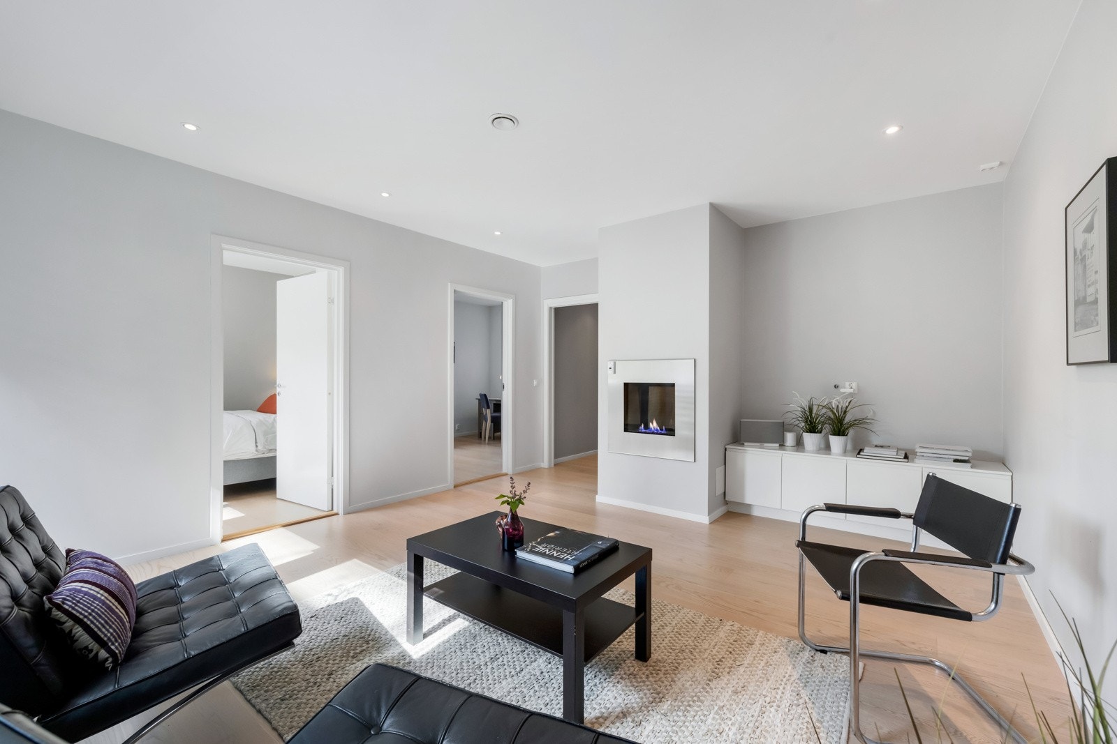 Begge stuene har gasspeis som enkelt styres via fjernkontroll. Galleribilde