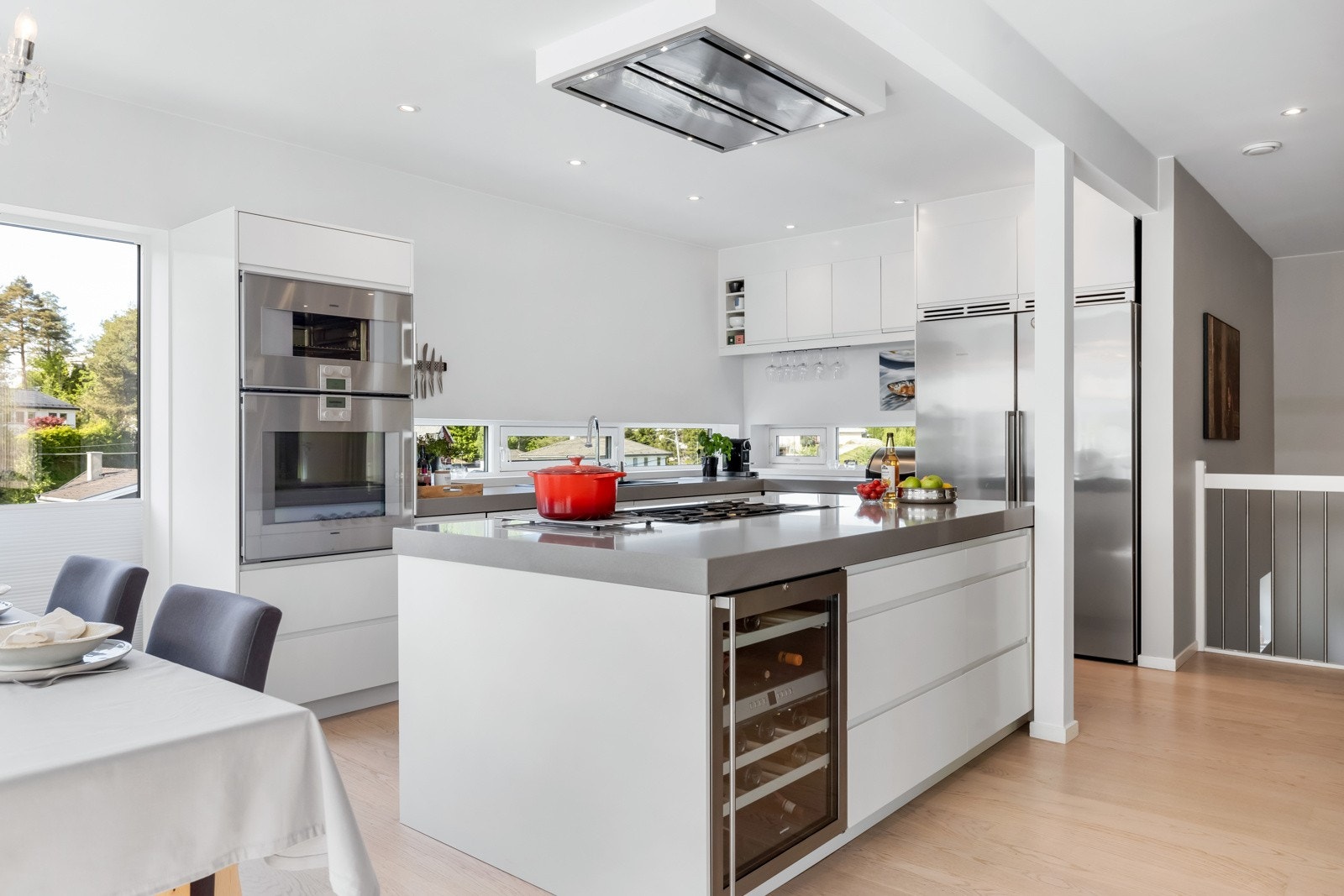 Flott kjøkken med spise og matlagningsøy. High-end hvitevarer. Hyggelig areale med svært gode lys og utsiktsforhold. Galleribilde
