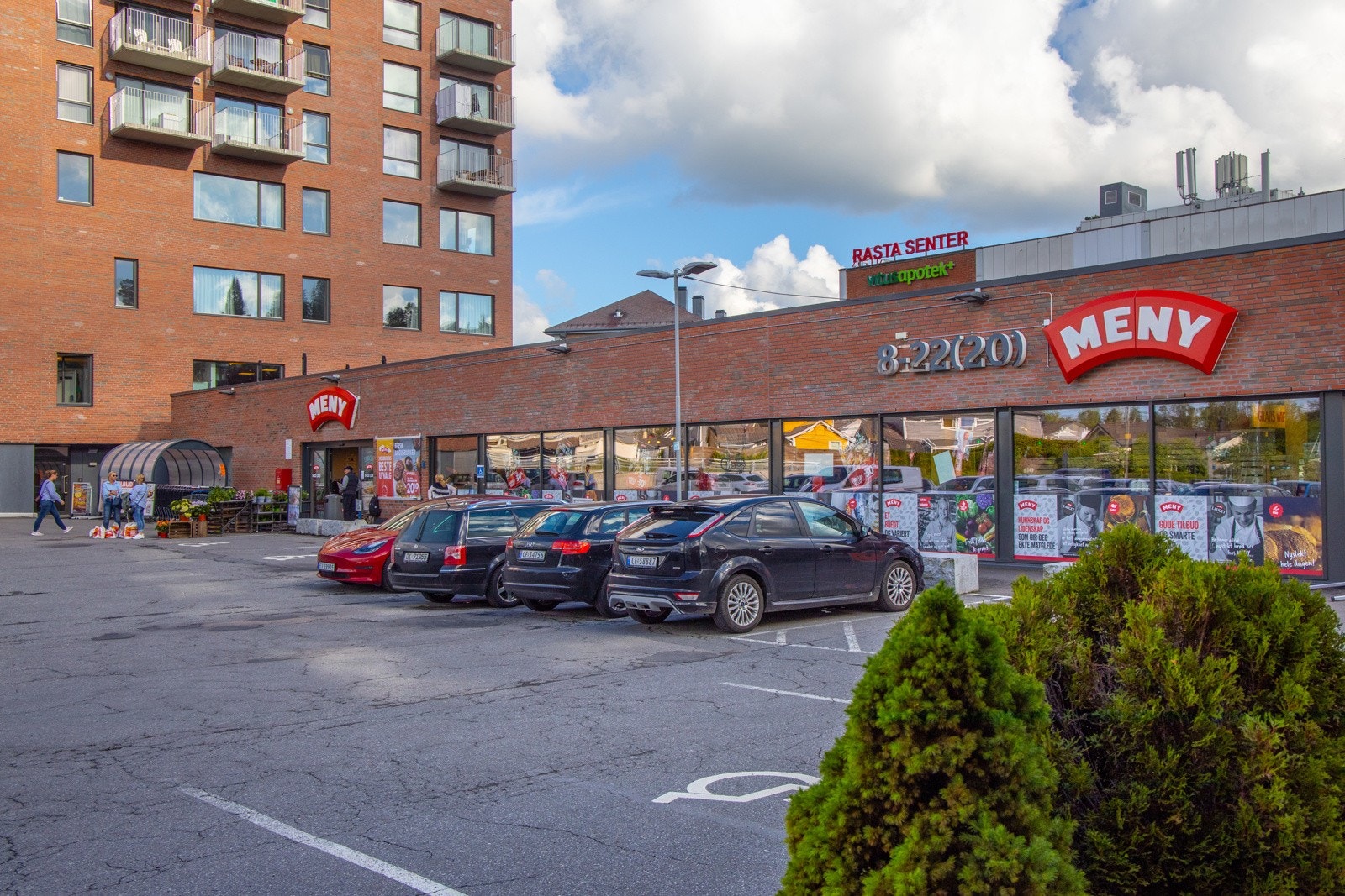 Rasta Senter ligger innen kort avstand, og har bla. Meny-butikk og apotek. Galleribilde