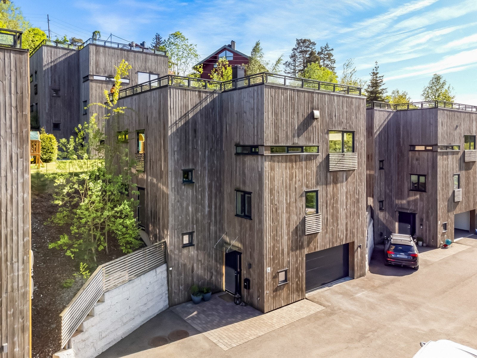 Eksklusiv funkisbolig med fantastisk takterrasse. Garasje med direkte adkomst inn til boligdelen. Kun 2 min gange fra barneskolen. Busstopp i umiddelbar nærhet, bruker kun 20 min inn til Helsfyr. Galleribilde