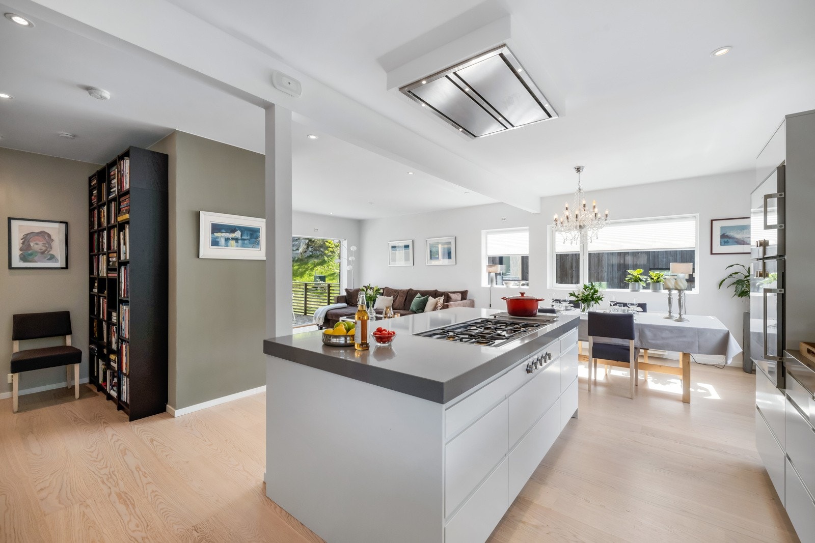 Åpen stue og kjøkkenløsning gir en hyggelig og sosial arena. Stuen har skyvedør ut til hyggelig markterrasse. Store lysflater bidrar til et hyggelig interiør. Galleribilde