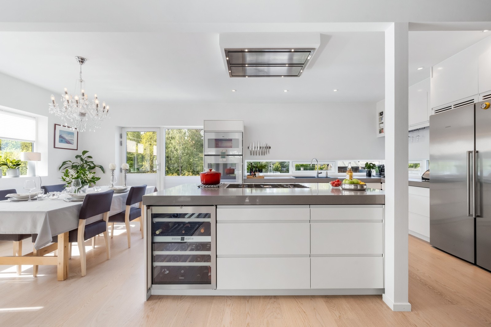 Boligen har hatt samme eier siden byggeår, flott bolig som fremstår svært godt vedlikeholdt. Innebygget vinskap fra Gaggenau for opptil 48 flasker. Galleribilde