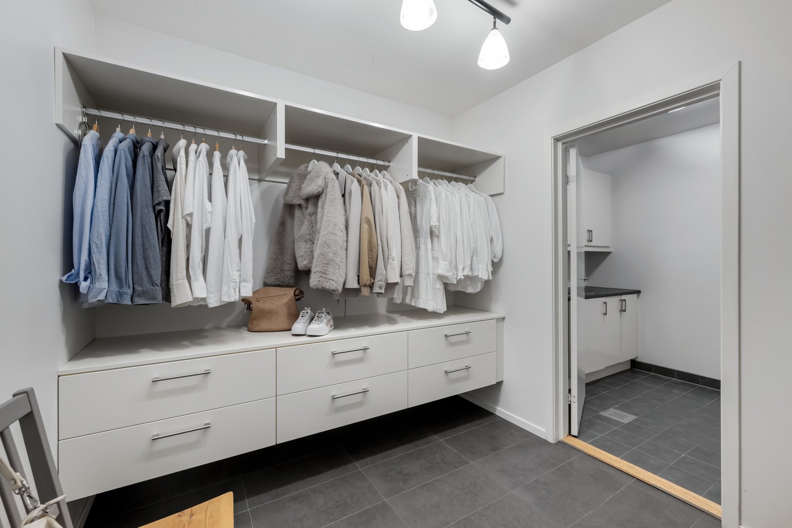 Praktisk walk in closet i boligens u. etg., godt med plass til sko, yttertøy m.m. Perfekt for barnefamilier... Galleribilde
