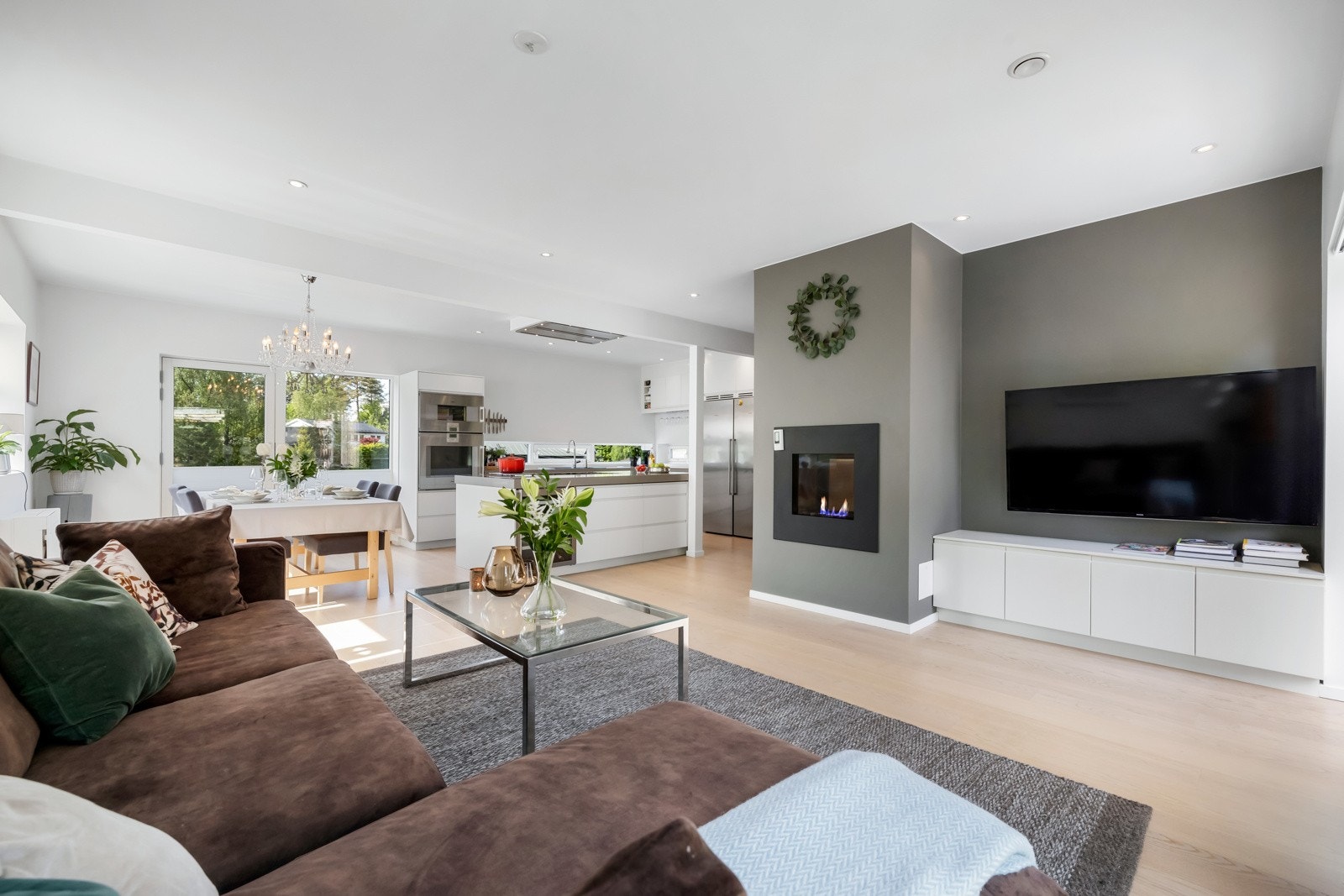 Stuen har gasspeis som enkelt styres ved hjelp av fjernkontroll. Det ble 2021 montert ny Panasonic varmepumpe, gulvmodell som sørger for riktig temperatur sommer som vinter. Galleribilde