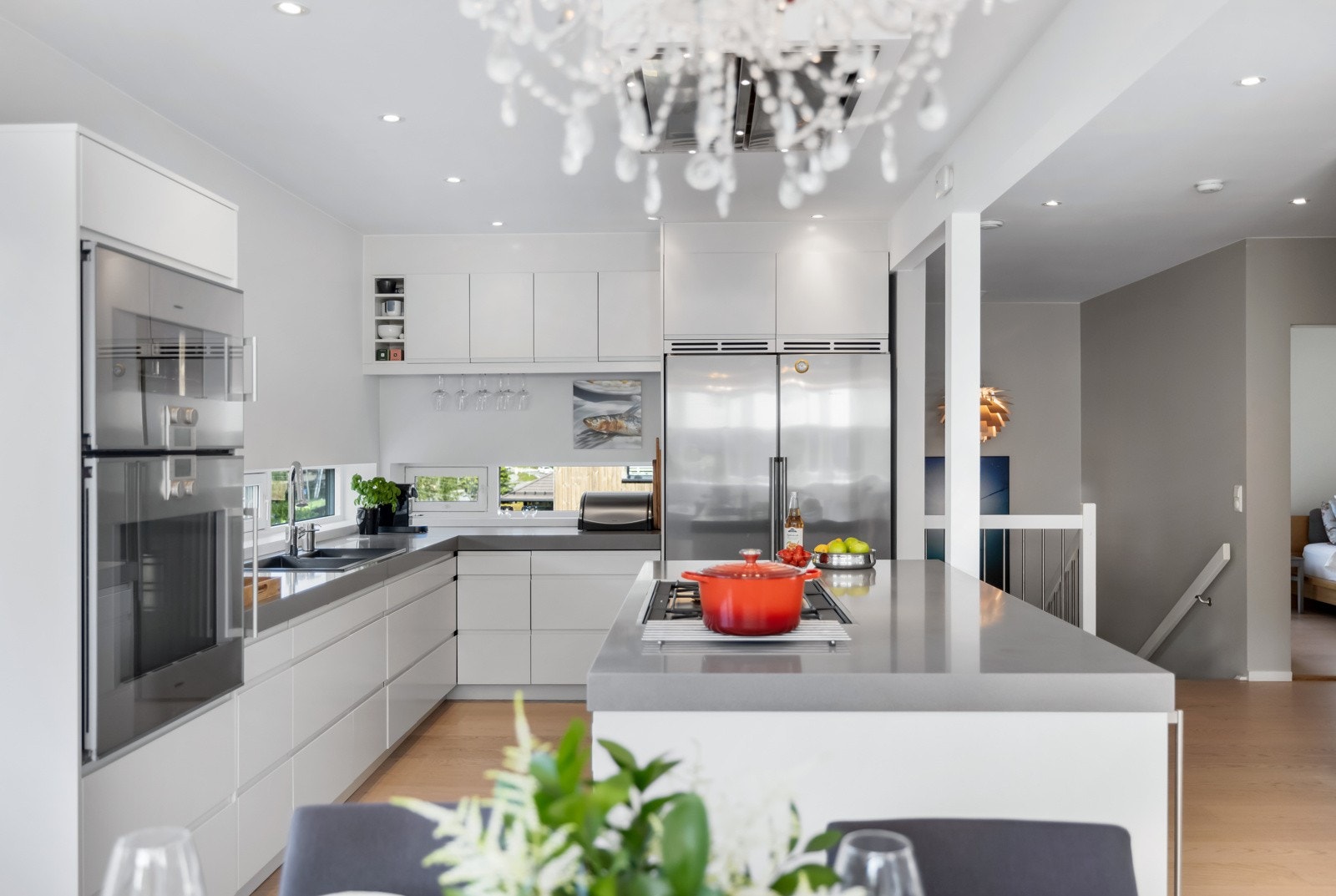 Kompositt benkeplate og integrert high-end utstyr som integrert stekeovn (76 cm bredde) fra Gaggenau, gasstopp (100 cm) fra Gaggenau med fullelektronisk effektregulering i 12 trinn (ny 2018), Gaggenau dampovn tilkoblet vann (trenger ikke fylle beholder). Galleribilde