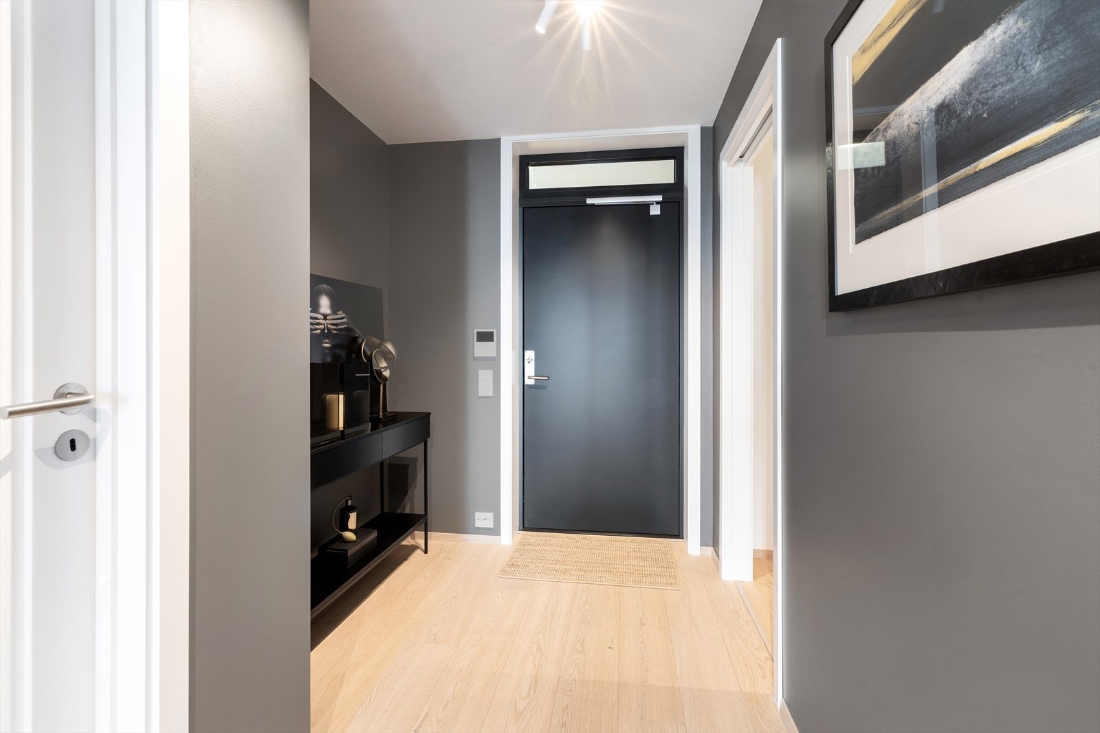 Fra felles trappeoppgang eller med heisadkomst kommer man inn i en romslig entre med god plass til garderobe. Galleribilde