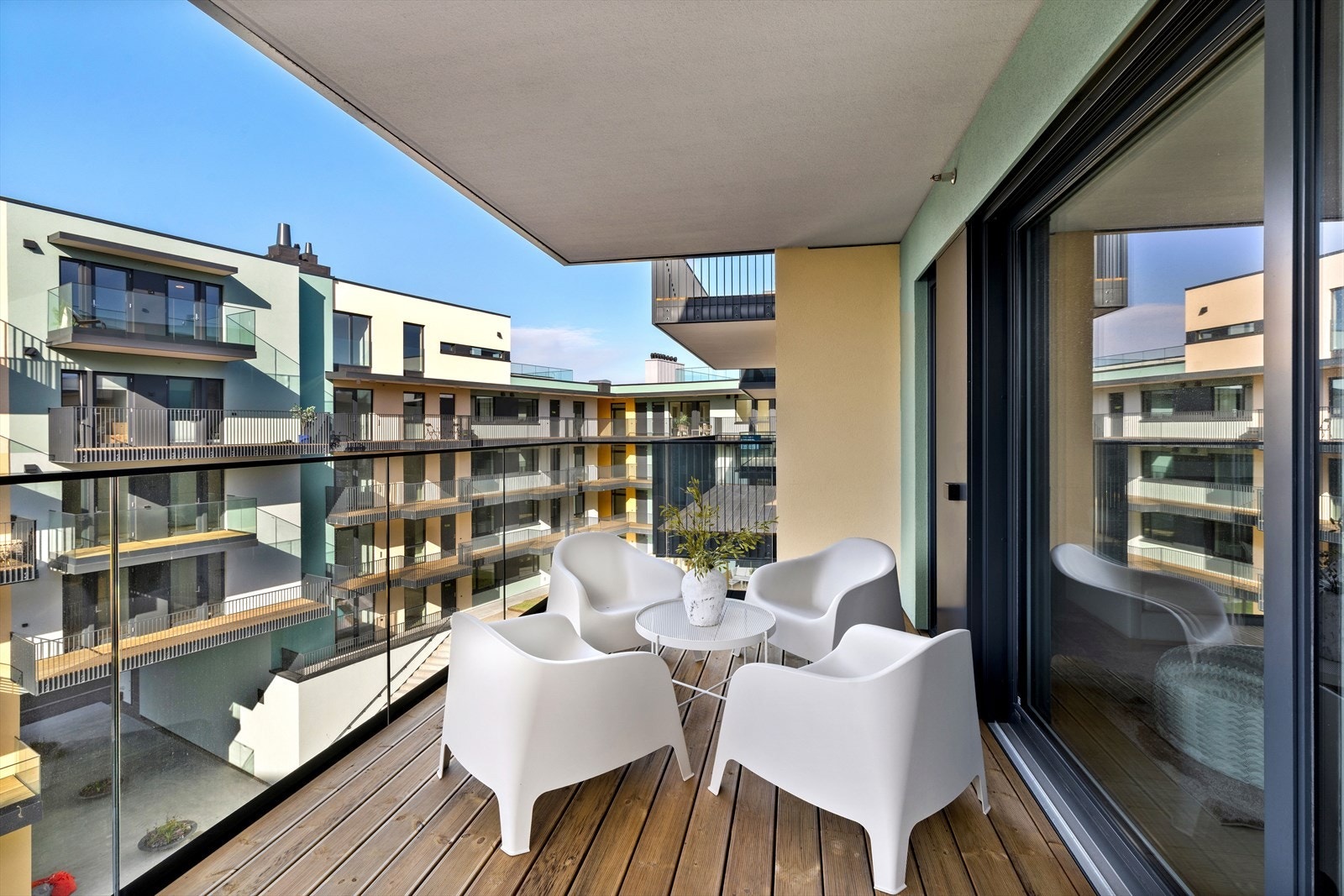 Fra stue/ kjøkken er det utgang til balkong med gode solforhold og en nydelig utsikt. Galleribilde