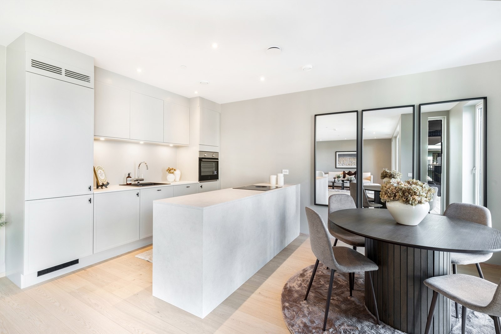 Kjøkkenet har integrerte hvitevarer som oppvaskmaskin, koketopp, stekeovn, kombiskap og her er det godt med benke- og skapplass. Kjøkkenet er levert av Strai kjøkken og oppgradert fra standard leveranse. Galleribilde