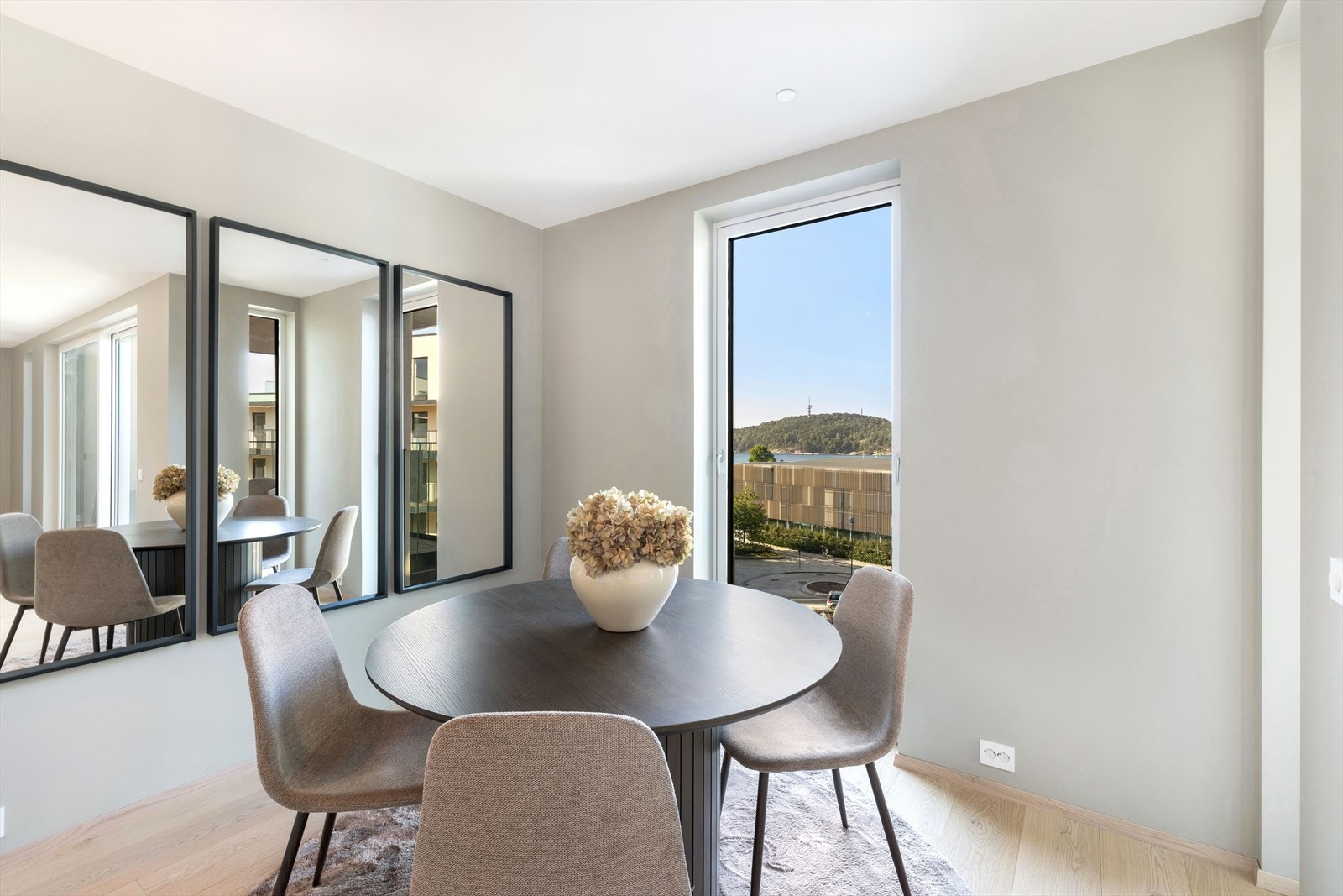 Det ligger klart lampepunkt over spisebord Galleribilde