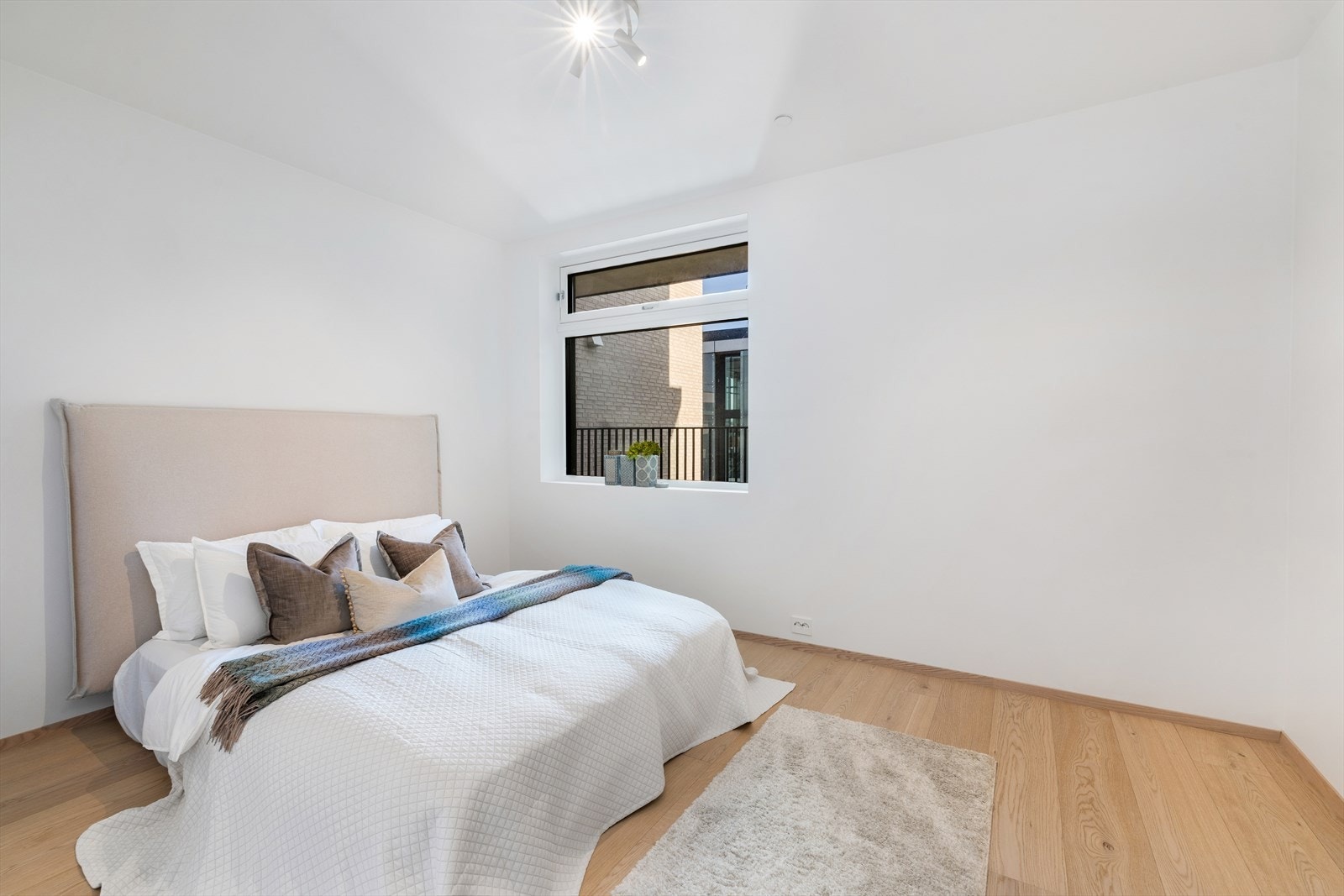 Soverommet er romslig og har plass til stor seng med tilhørende møblement. Galleribilde