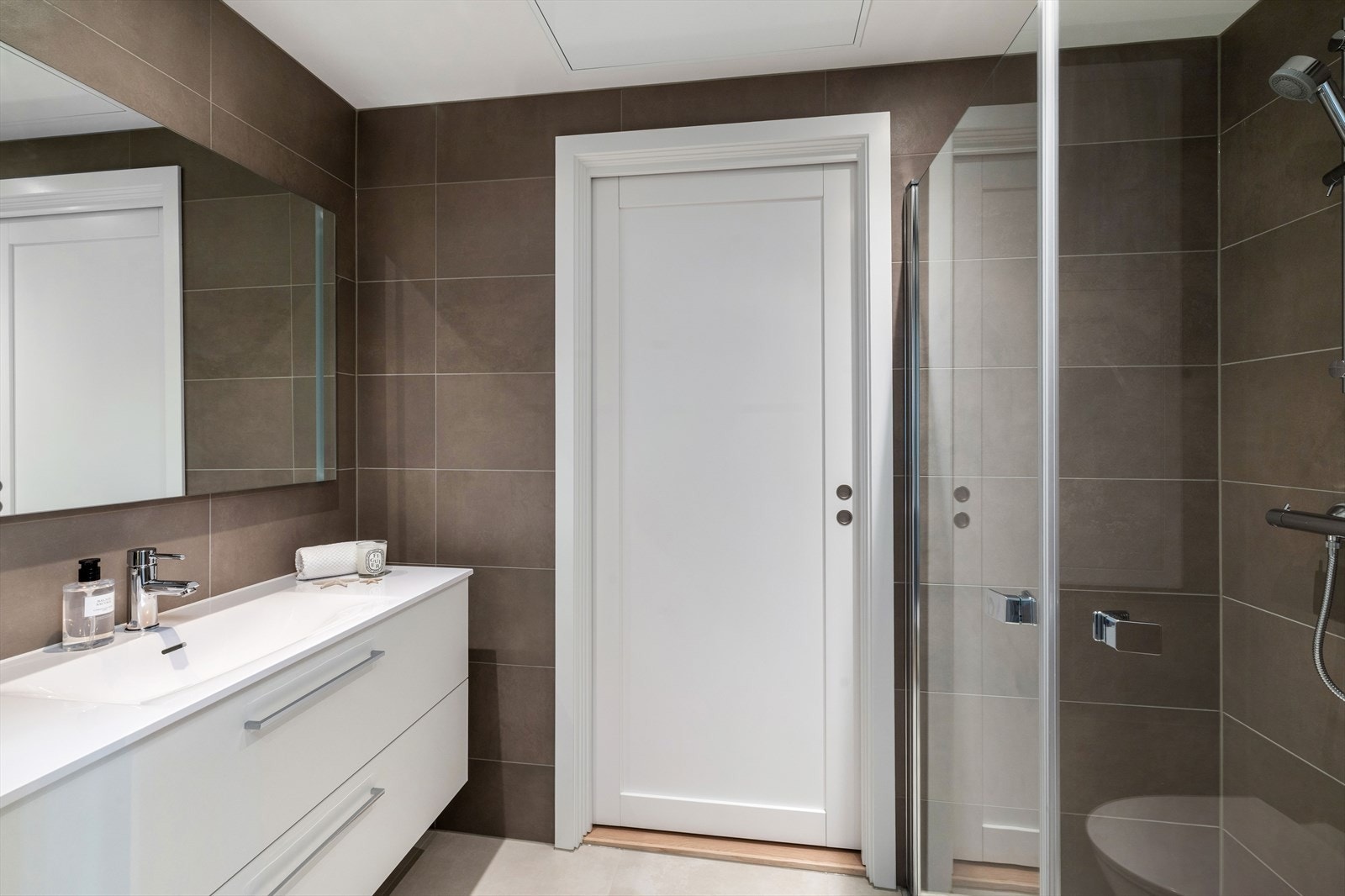 Baderom II- tilknyttet gangen. Begge baderommene har oppgradert bderomsinnrednig og toalettene iht. standard leveranse. Galleribilde