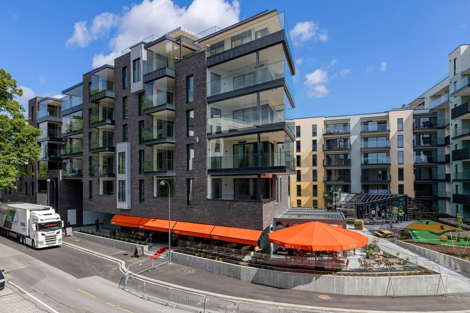 Tangen Torv har en beliggenhet som passer de aller fleste. Nært alt du trenger, liker og ønsker - akkurat der du bor. I selve Tangen Torv finner vi en flott restaurant og bakeri drevet av Trond Moi: La Recette - samt en helt ny Coop-butikk. Galleribilde