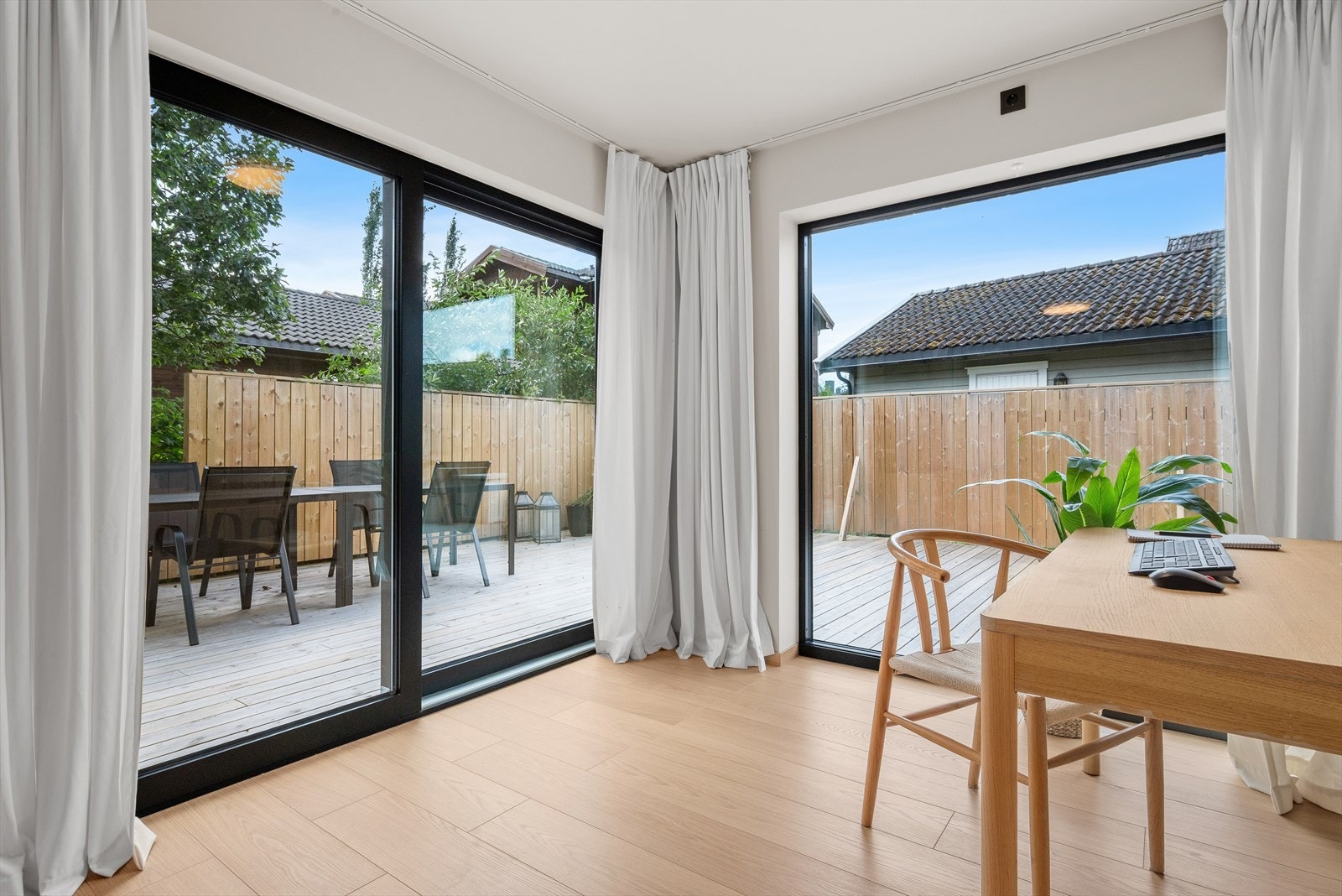 Fra stuen er det direkte utgang til en solrik terrasse på hele 75 kvm Galleribilde