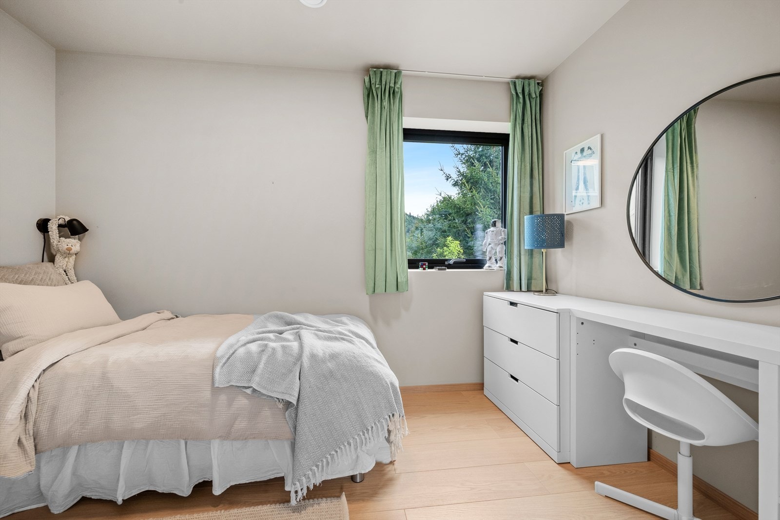 Begge soverommene i 1. etasje er på 7 kvm Galleribilde