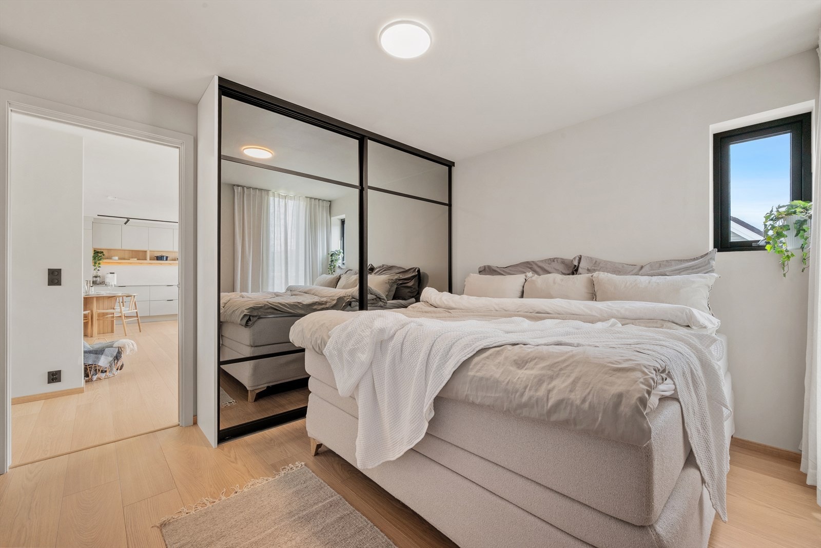 Hovedsoverom på 11 kvm skyvedør fra Sweedor og god garderobeløsning og direkte adkomst til eget bad Galleribilde