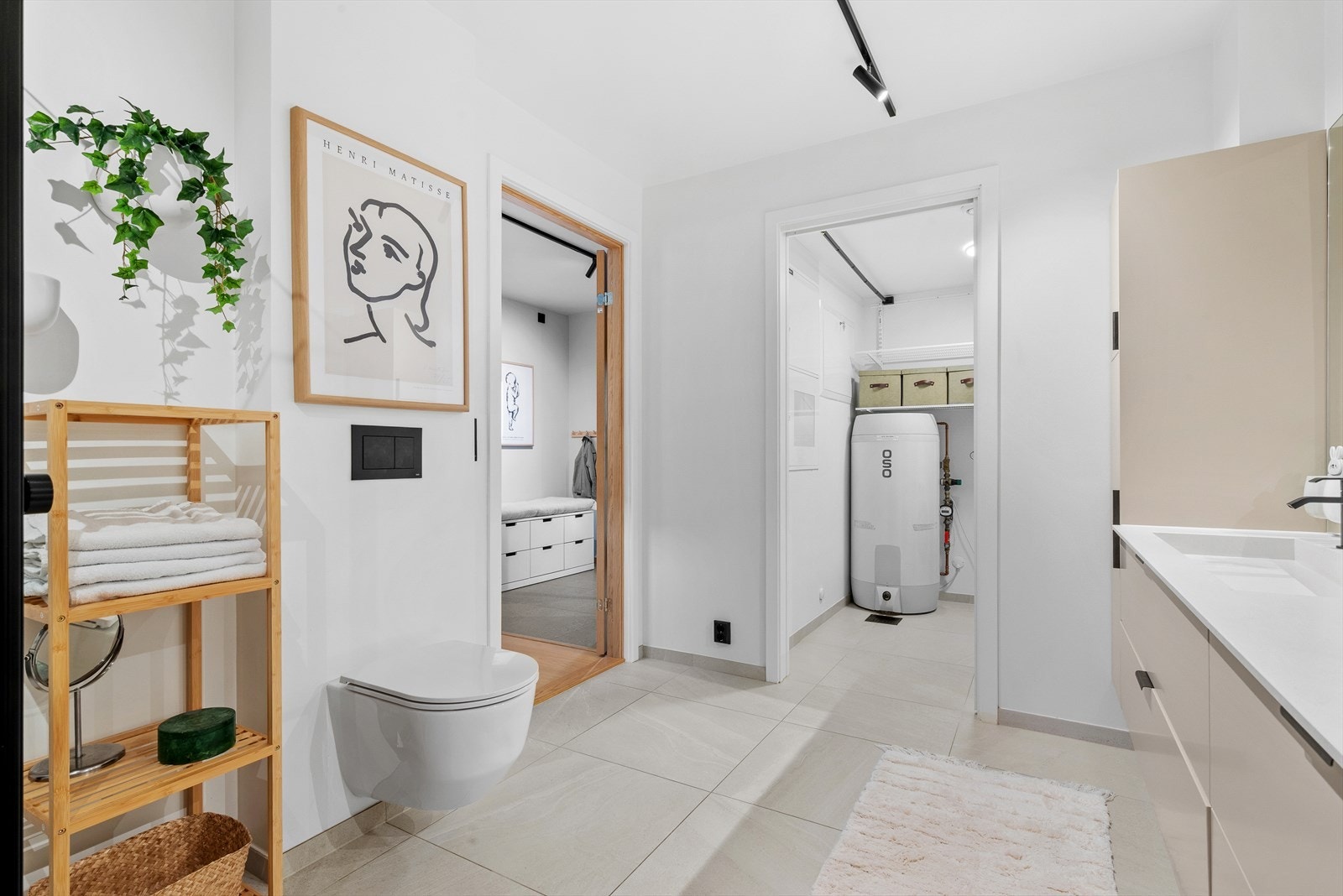 Nordic Stone Islanda fliser på gulv og dusjsone. Våtromsmaling som man fint kan male om hvis man ønsker annen farge Galleribilde