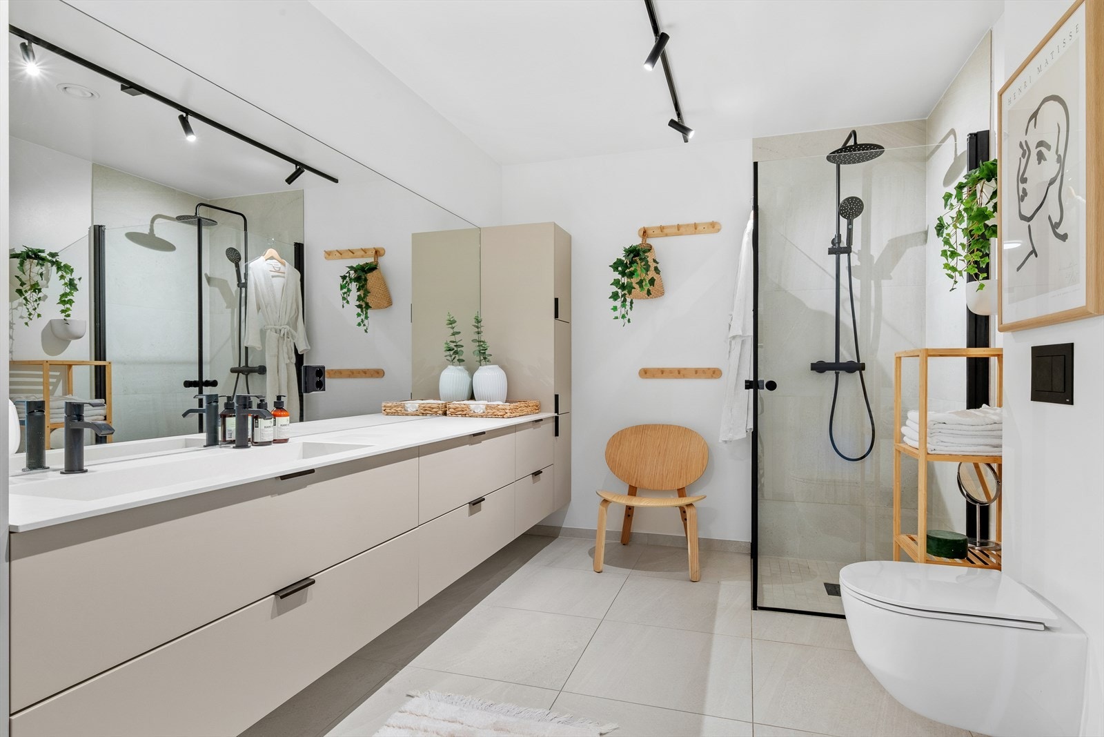 Baderomsinnredning fra Fossline med Dekton benkeplate, integrert vask og tapwell blandebatterier. Dusj fra Gustavsberg og slagdører fra Dansani Galleribilde