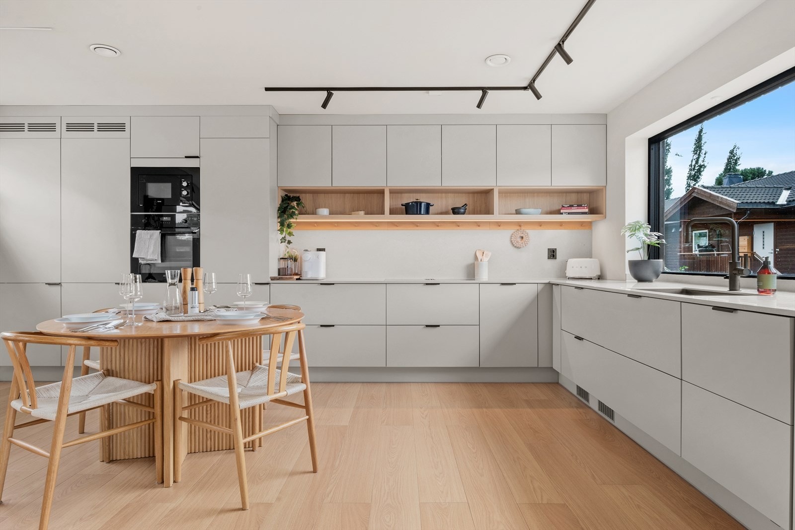 Eksklusivt kjøkken fra Fossline med slitesterk Silestone benkeplate og bakplate. På kjøkkenet har du også eksklusive kjøleskuffer fra Norcool som gir perfekt oversikt over mat og drikke. Dette i tillegg til kjøleskap i høyskap. Galleribilde