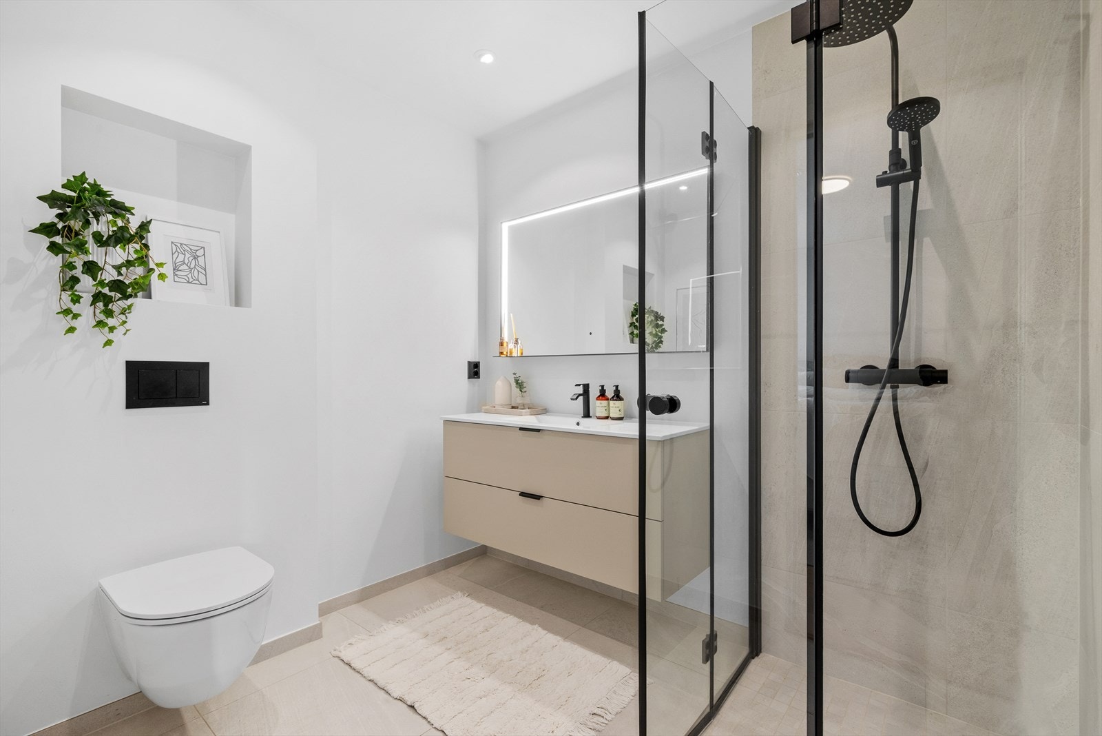 Fossline baderomsinnredning og et eksklusivt Scala Bad speil med integrert høyttaler og dimbar belysning, som skaper en behagelig atmosfære Galleribilde