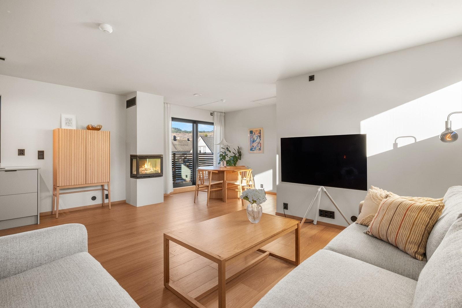 Zip Skinnesystem på bad i 1.etasje, yttergang og i kjøkkensone. Praktiske plasseringer av stikkontakter til belysning i vinduer mtp julestjerner etc Galleribilde