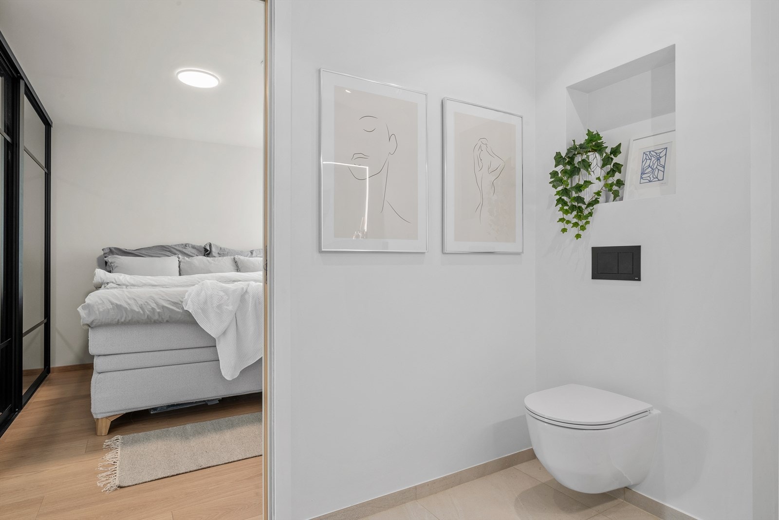 Badet ligger i tilknytning til hovedsoverom. Badet har Nordic Stone Islanda fliser på gulv og i dusjsone Galleribilde