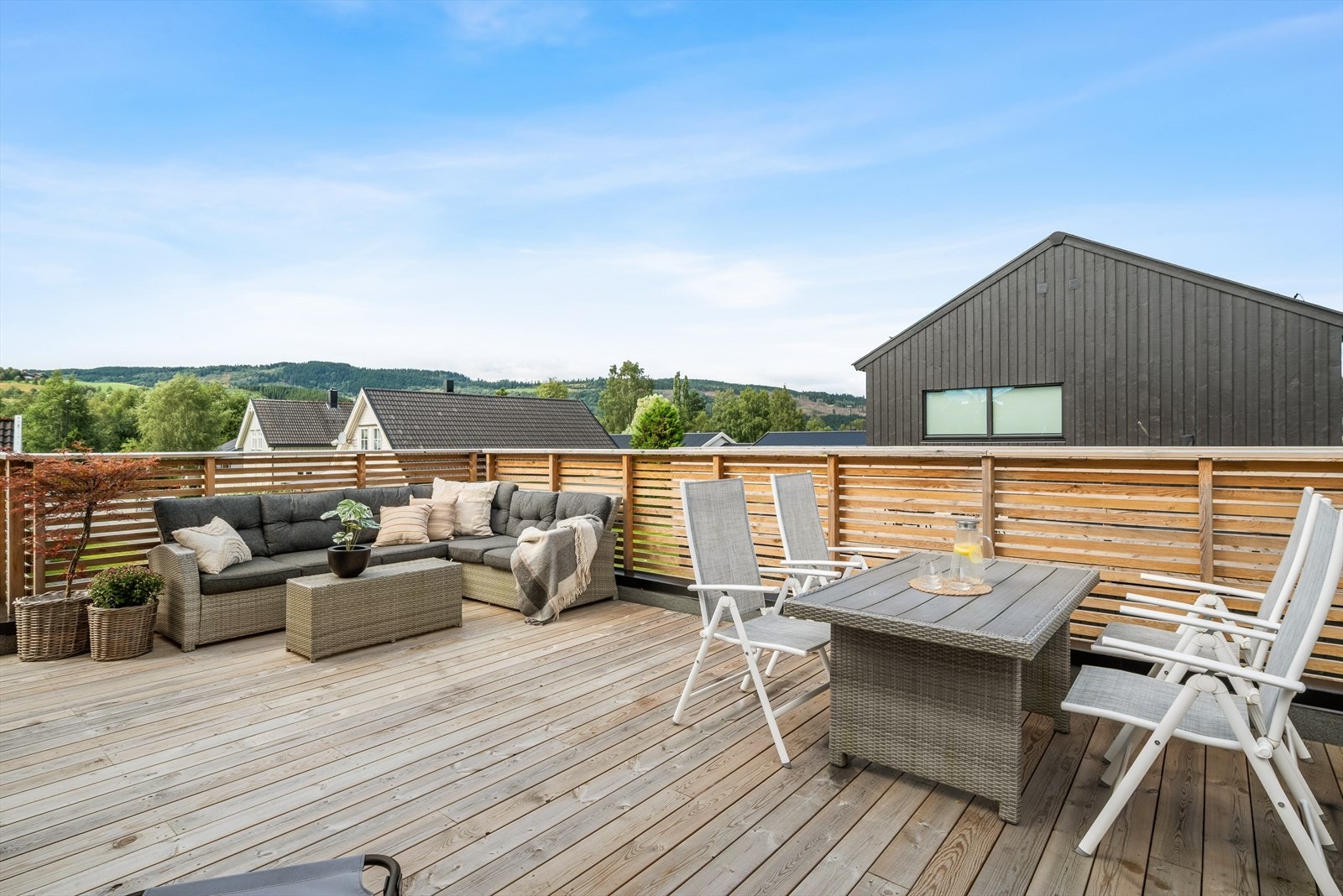 Carporten er utvidet med bod og har en flott takterrasse som gir ekstra uteplass med gode solforhold Galleribilde