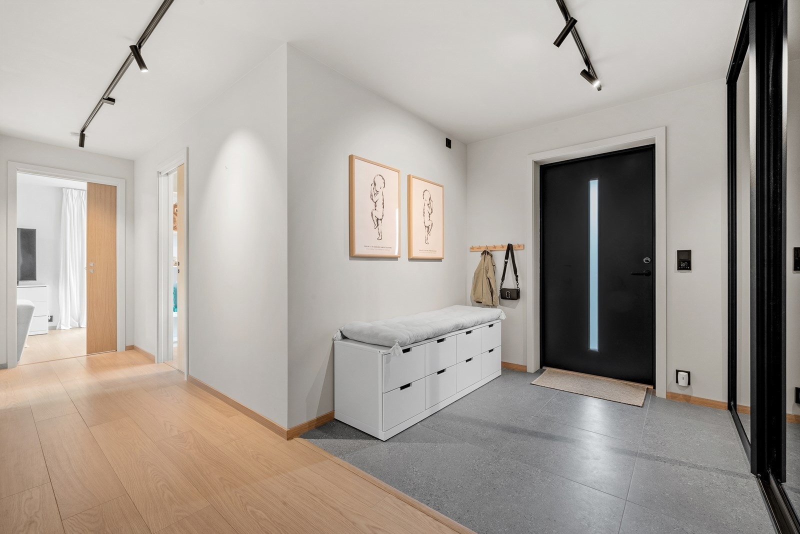 Skyvedørsgarderober i inngangspartiet og på soverommet i 2. etasje bidrar til ryddige og funksjonelle oppbevaringsløsninger Galleribilde