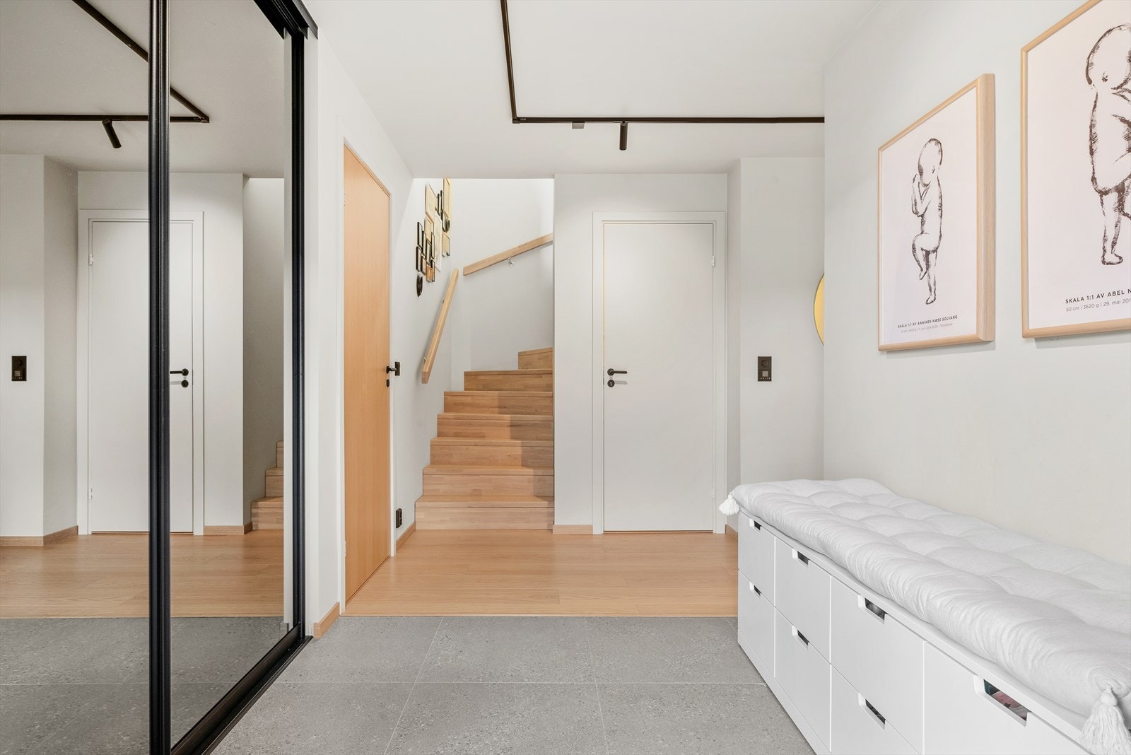 Trappen er oppgradert til eik med lukkede trinn og hele vegger. Bod under trappen utnytter plassen optimalt Galleribilde