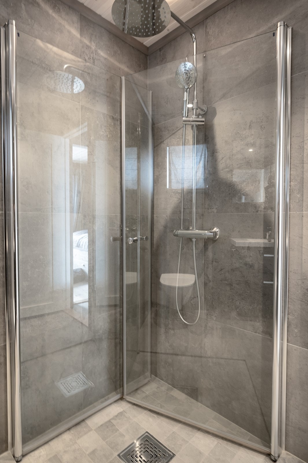 Super flott regndusj med innfellbare dusjdører Galleribilde