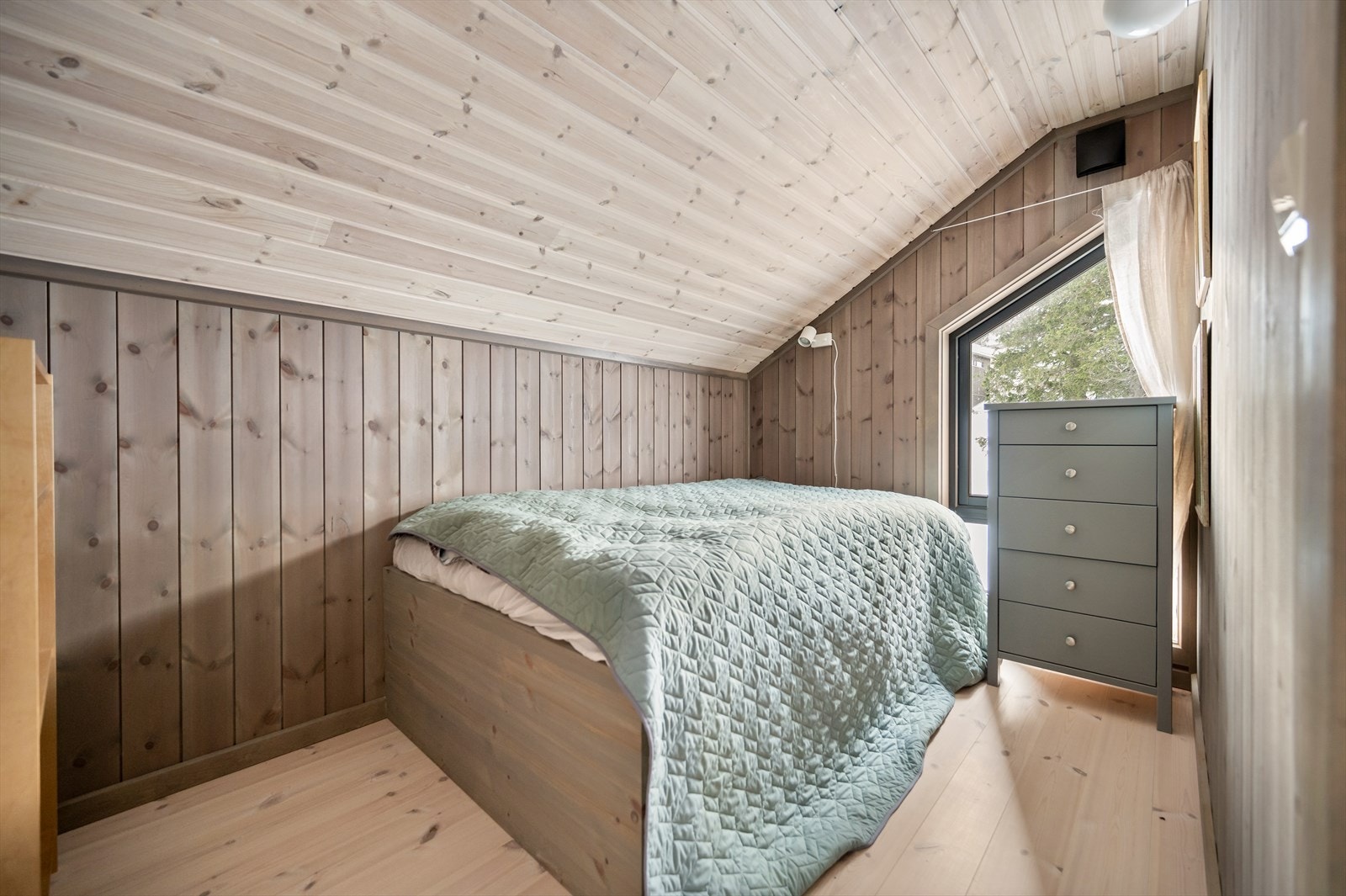 Soverom 2 | Romslig soverom med plassbygd 120 seng og oppbevarings møbler Galleribilde