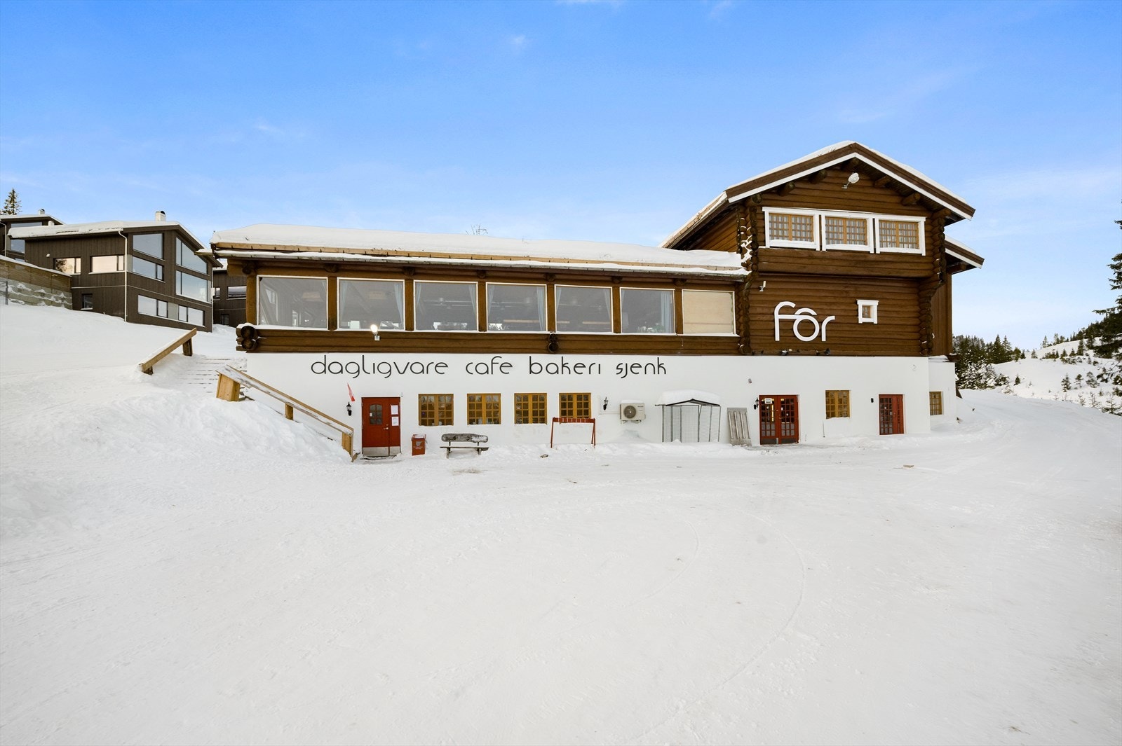 Nærområdet | Kun noen få meter unna hytta ligger Børsen Dagligvare og Fôr restaurant Galleribilde