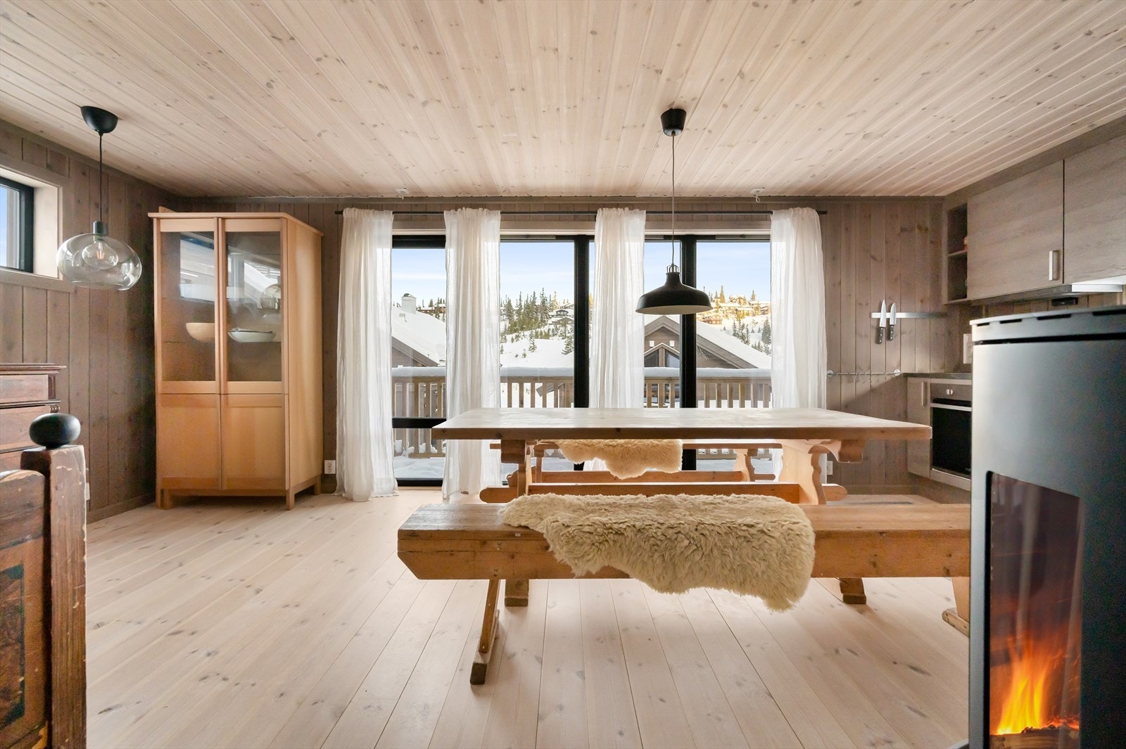 De store vinduene slipper både naturen og lyset inn til stua og kjøkkenet Galleribilde