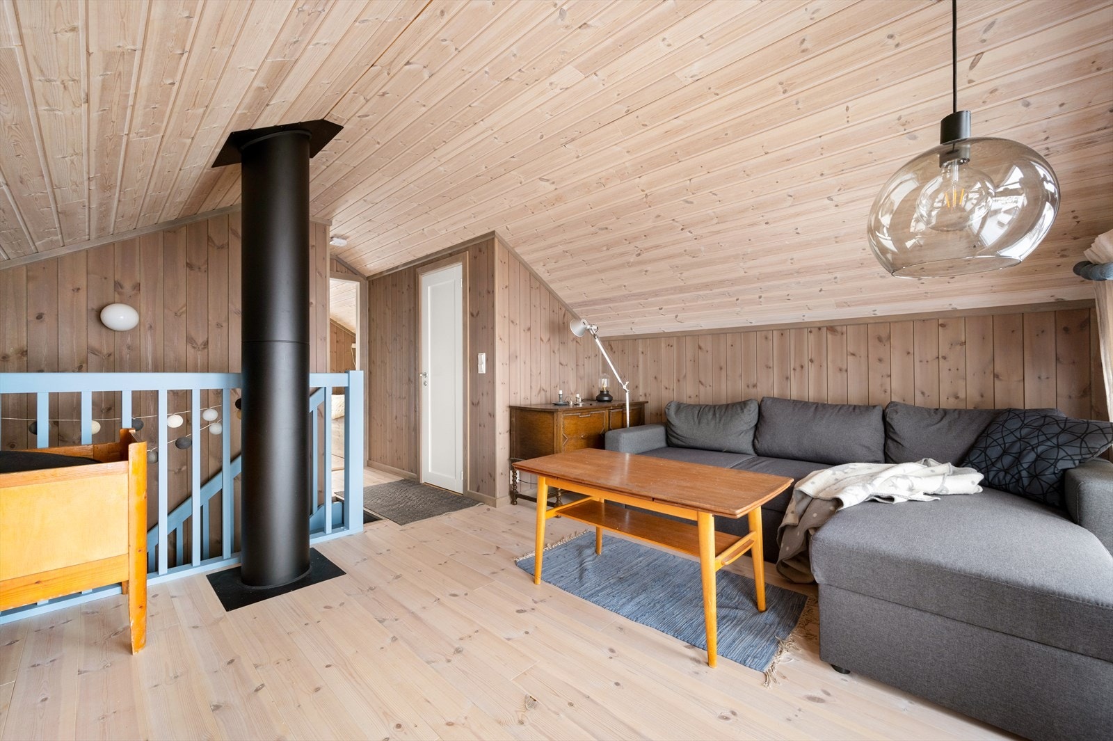 Stuen er romslig med god plass til sofa, tv-møbler og annet møblement etter eget ønske Galleribilde