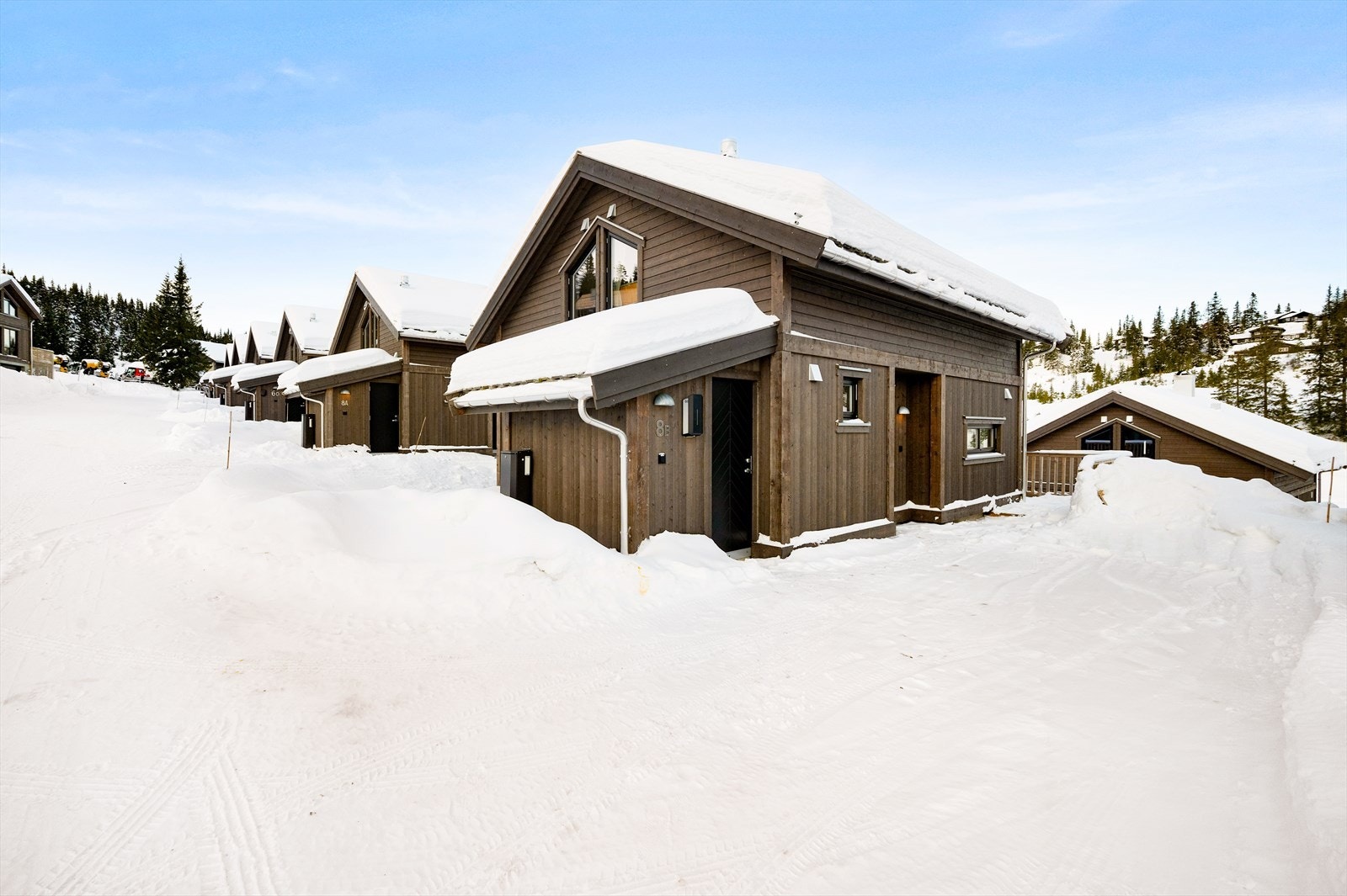 Moderne hytte med smart planløsning, tre soverom, to stuer og en badstue. Galleribilde