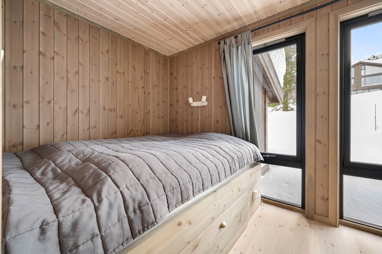 Flott plassbygd dobbeltseng med skuffer under senga og godt med oppbevaringsplass i skap Galleribilde