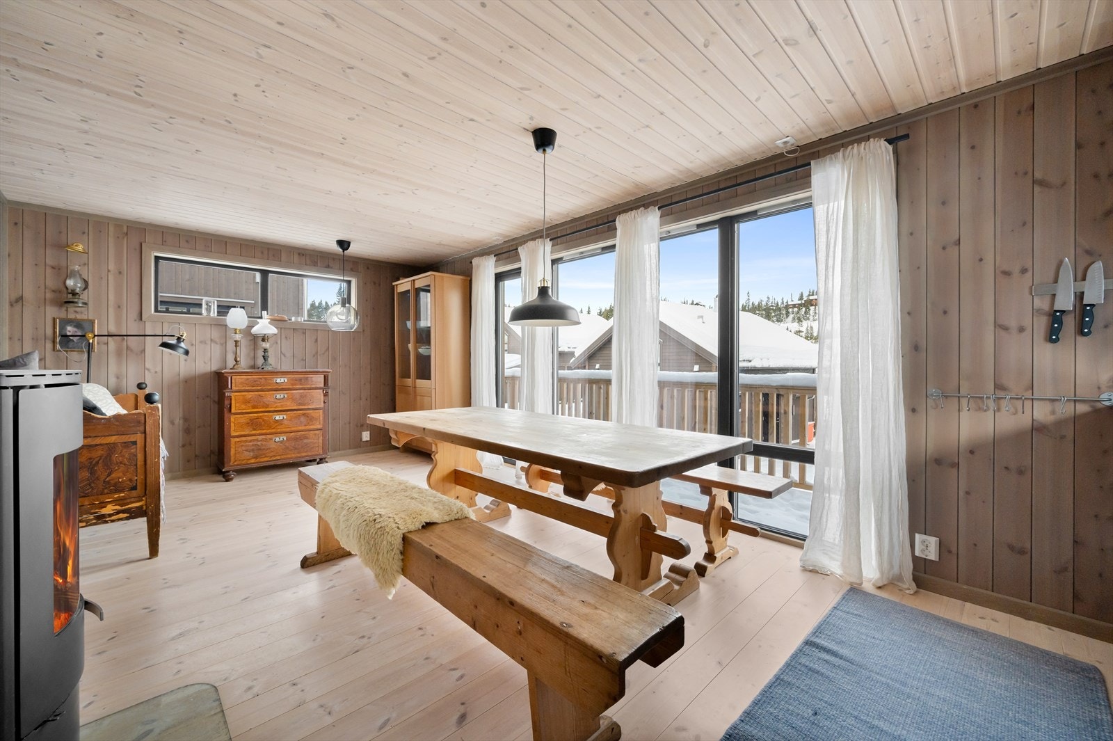 En meget lys og tiltalende hytte med 3 soverom, stue/kjøkken, loftsstue, bad, badstue, toalettrom, og bod. Galleribilde