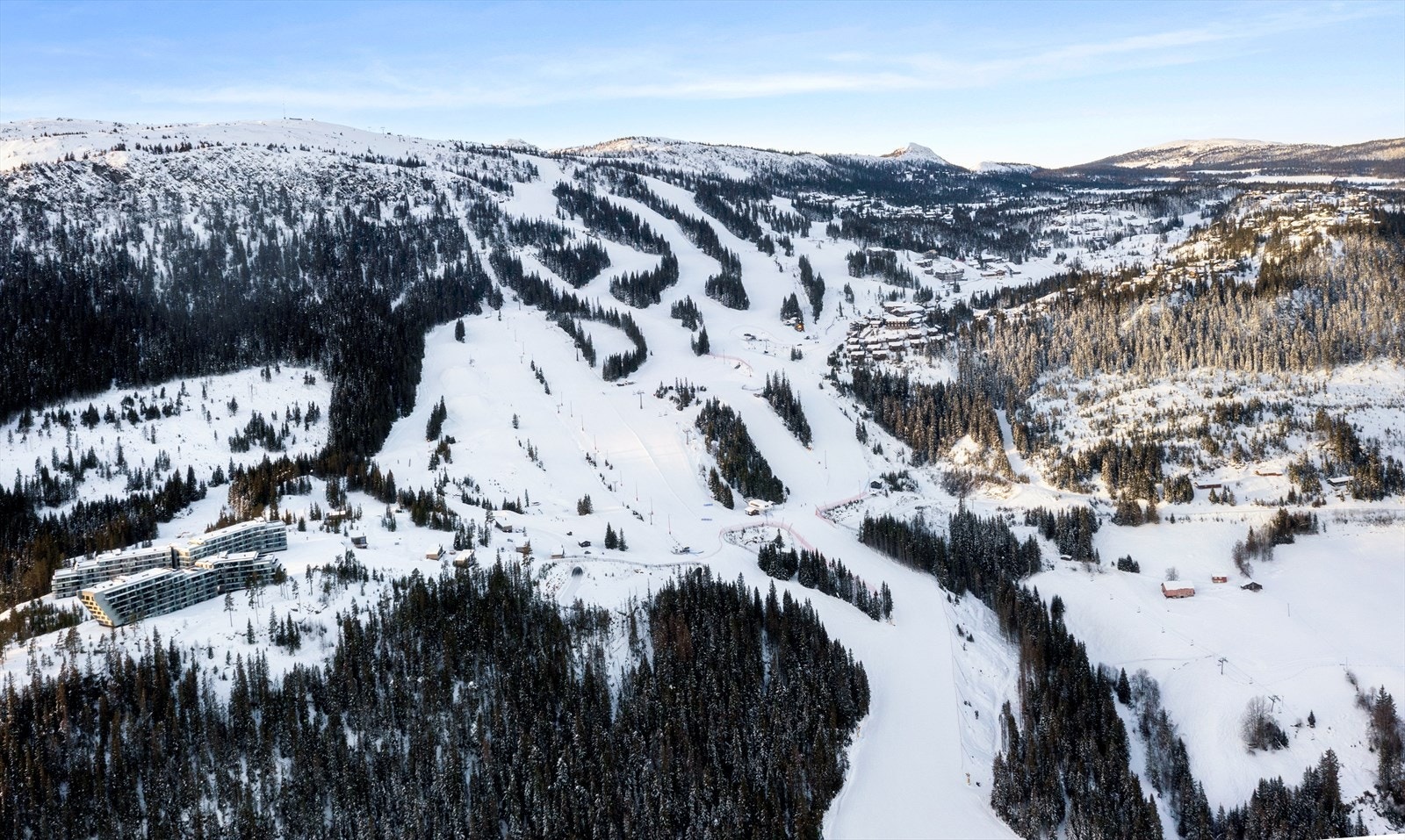 Anlegget er svært moderne og her finner man alt fra bratte OL-løyper for de mer erfarne, til familievennlige løyper som passer for alle. Galleribilde
