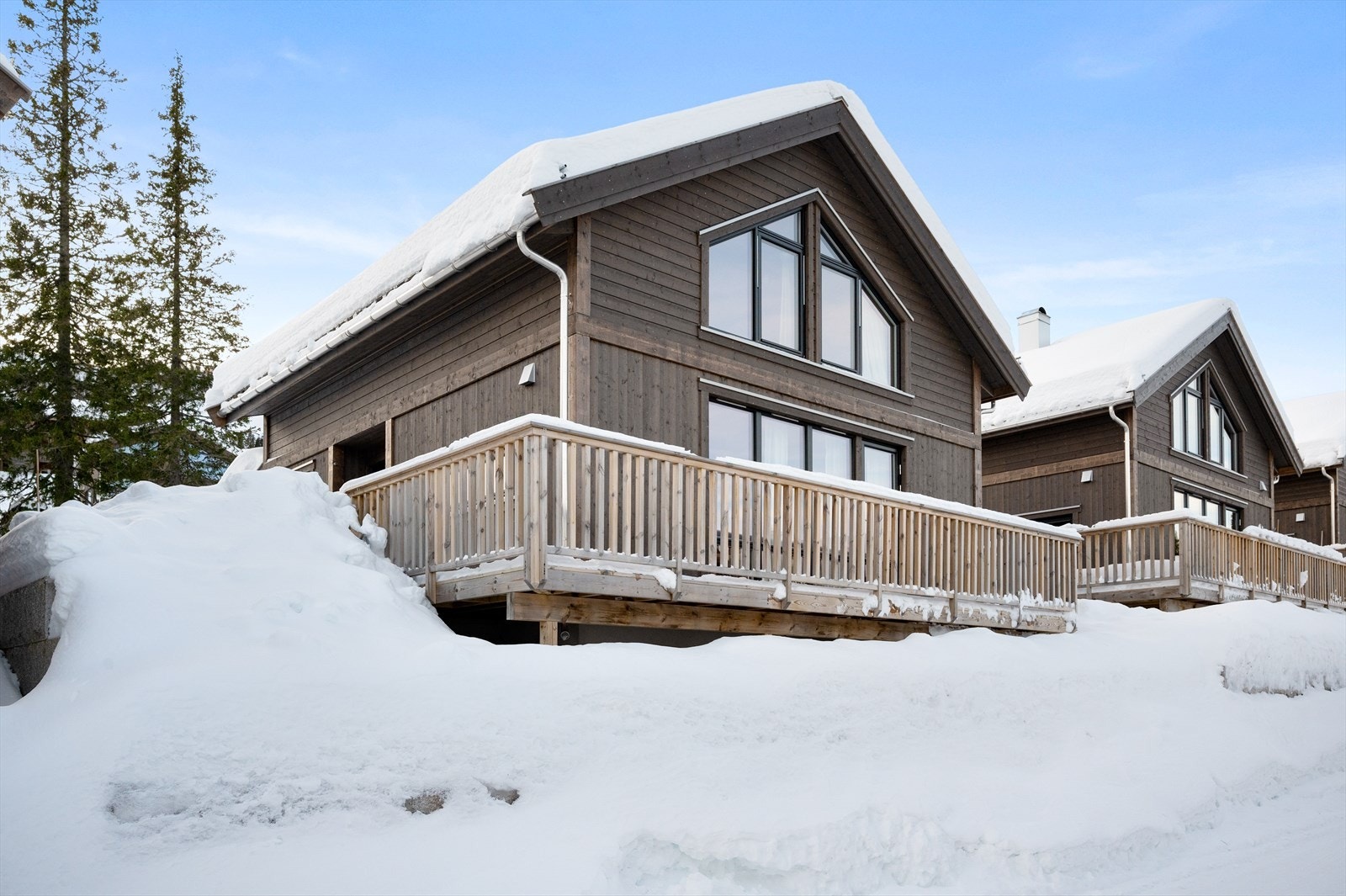 Moderne hytte med store vinduer, flotte uteplasser, parkering på tomten og en umiddelbar nærhet til skianlegget! Galleribilde