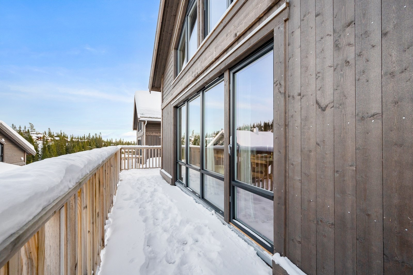 Fra stuen er det direkte utgang til en hyggelig nordøst-vendt terrassen på 12,5m². Galleribilde