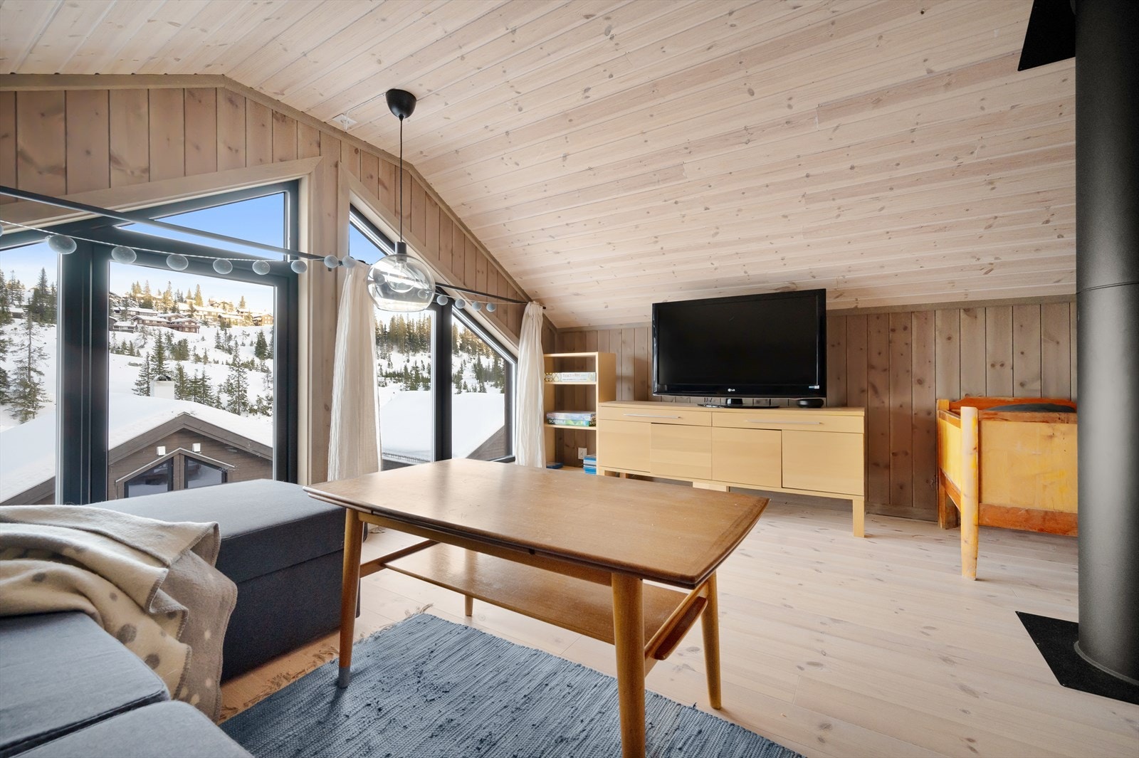 Tv-stuen passer perfekt for ungdommen hvis de skulle ønske å kan trekke seg tilbake Galleribilde