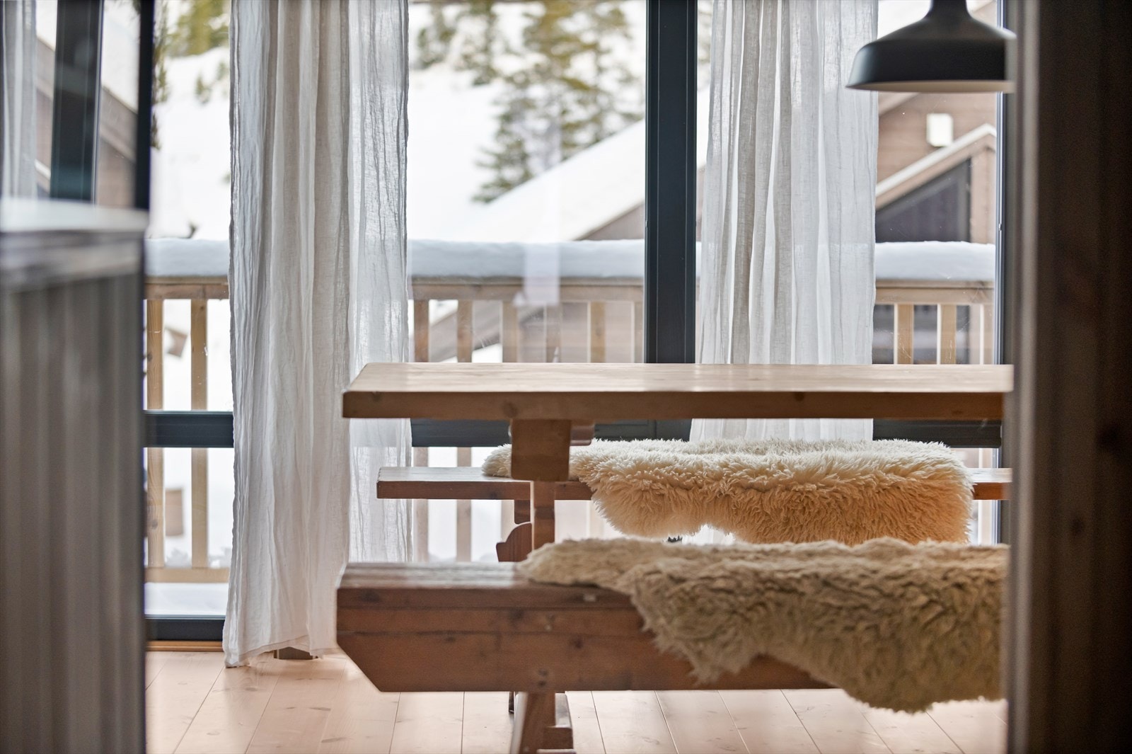 Stuen og kjøkkenet har flott furugulv med gulvvarme Galleribilde