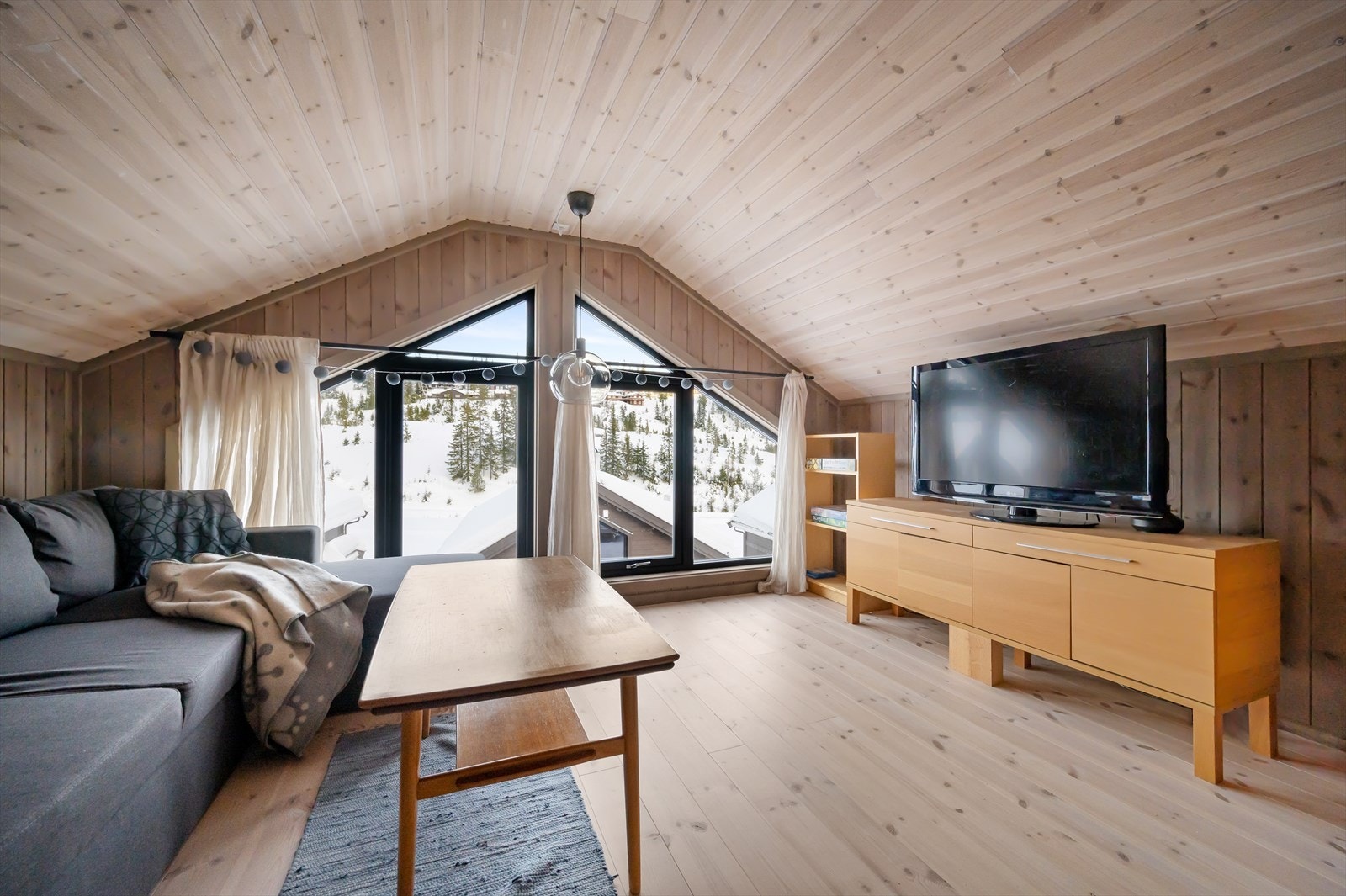 Herlig loftstue i 2. etasje med store vindusflater og flott utsikt Galleribilde