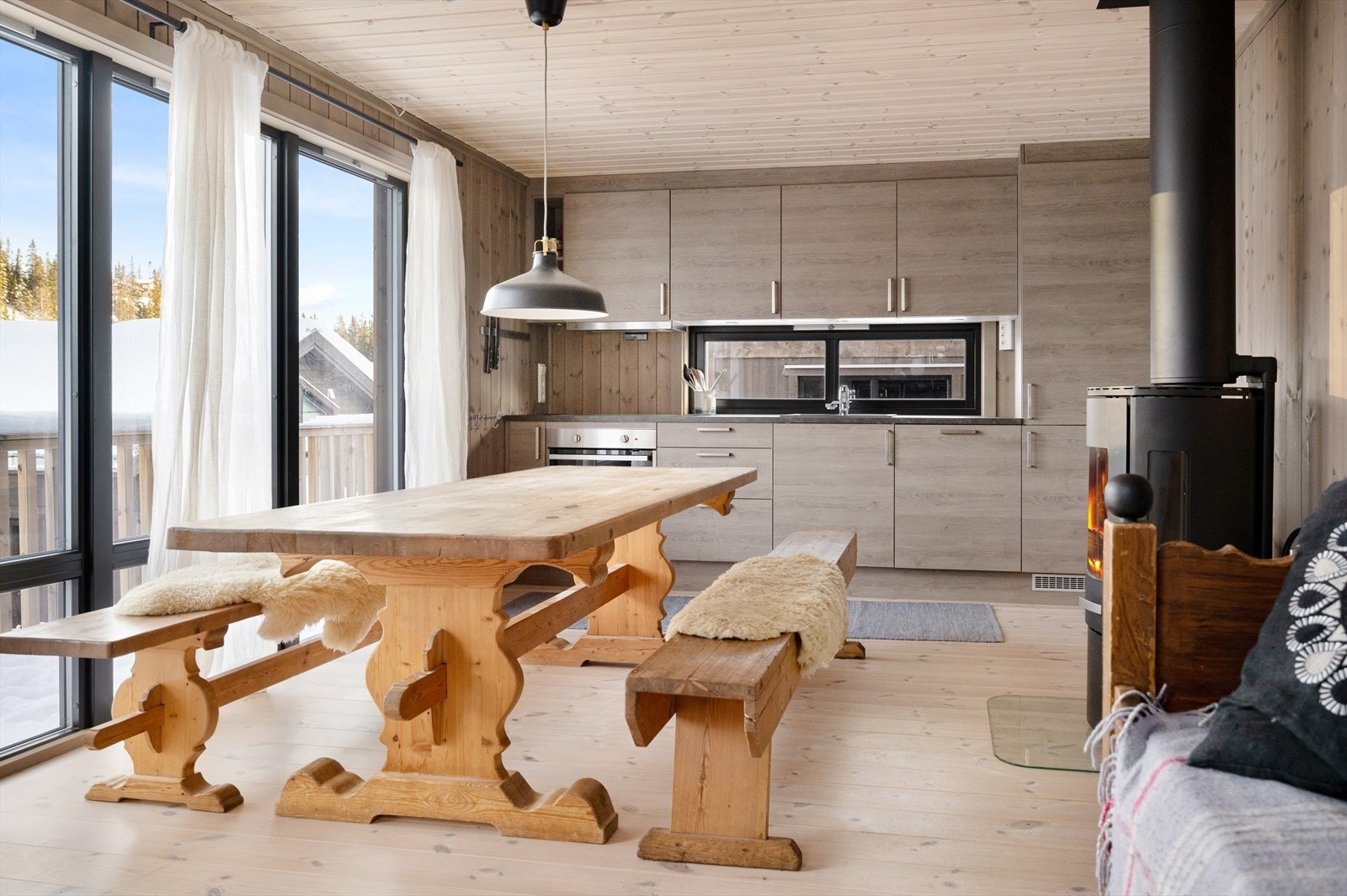 Lekkert og stilrent kjøkken fra 2020 med god oppbevaringsplass i skap og skuffer Galleribilde