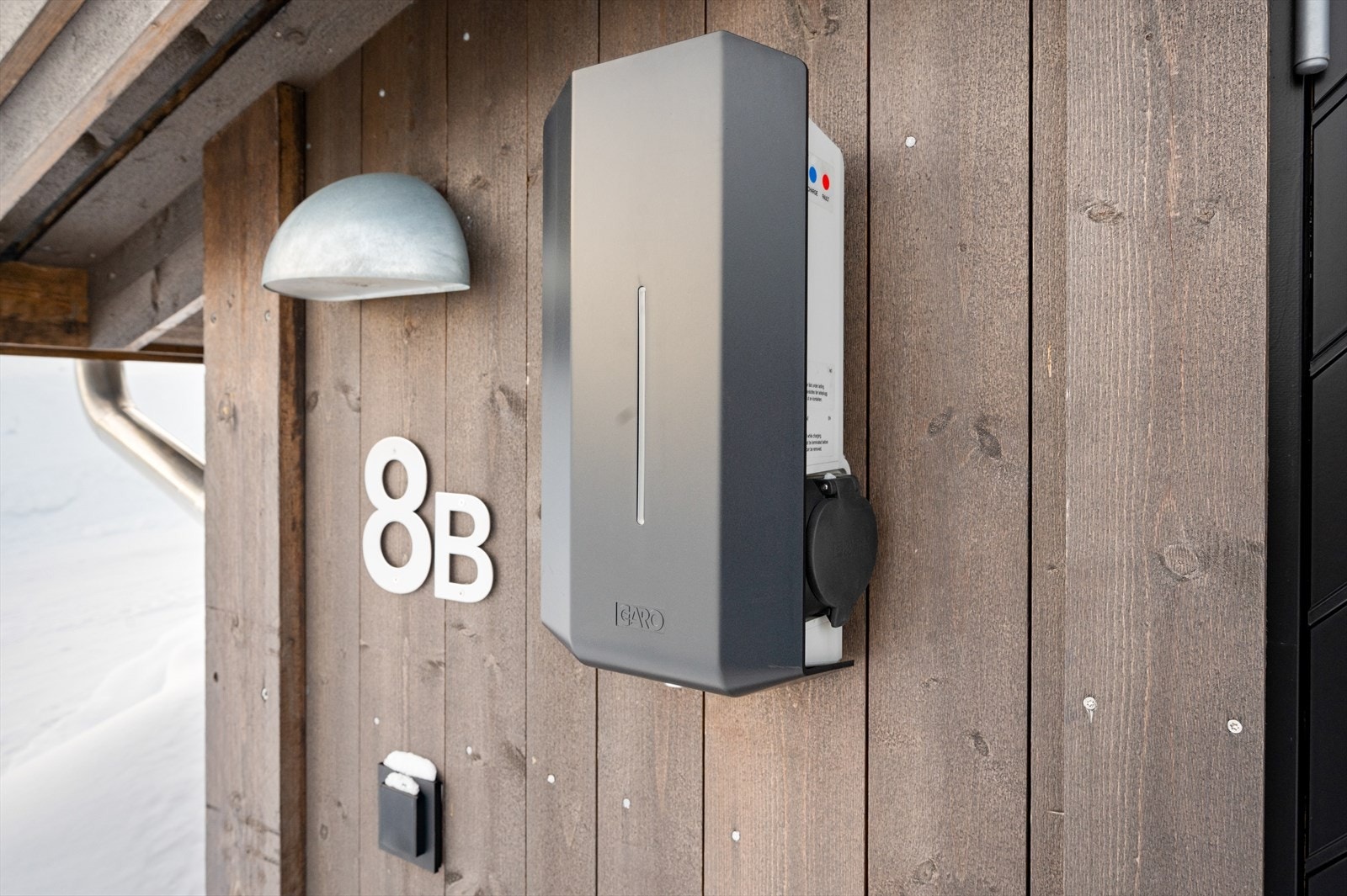 Med hytta medfølger det en el-billader, som er plassert på veggen ved døren til boden Galleribilde