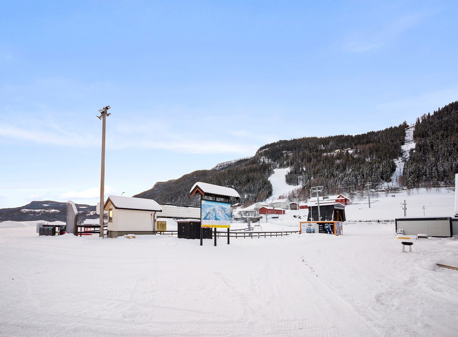 "Målområdet" på 185 moh på østsiden tar deg opp til "Mellomstasjonen" som er et bindeledd for resten av fjellet! Galleribilde