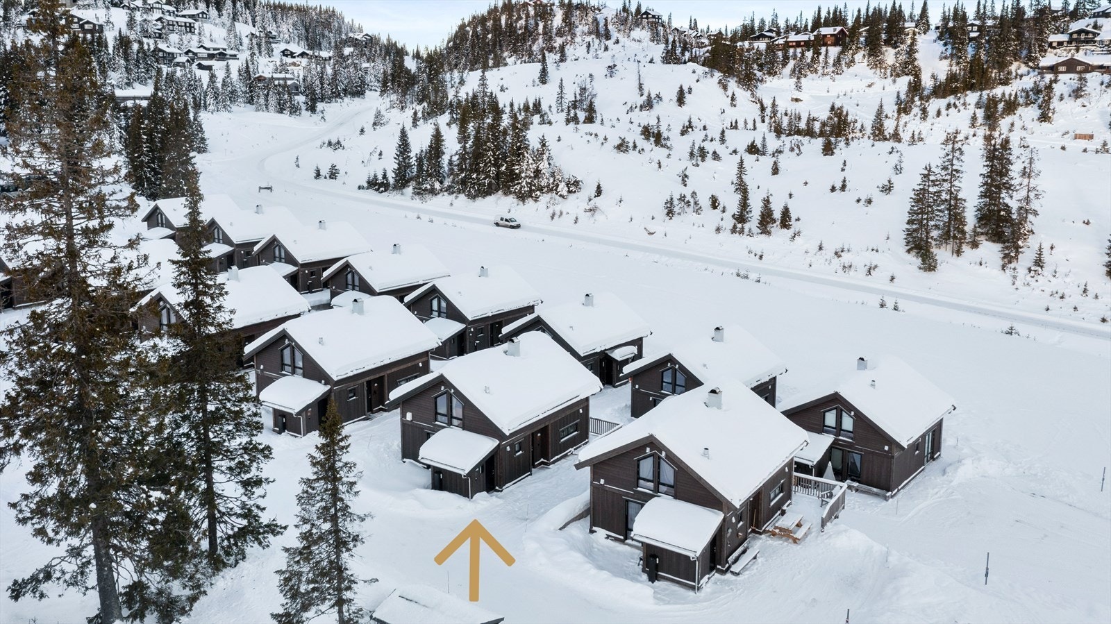 Dronefoto | Gul pil markerer hytta Galleribilde