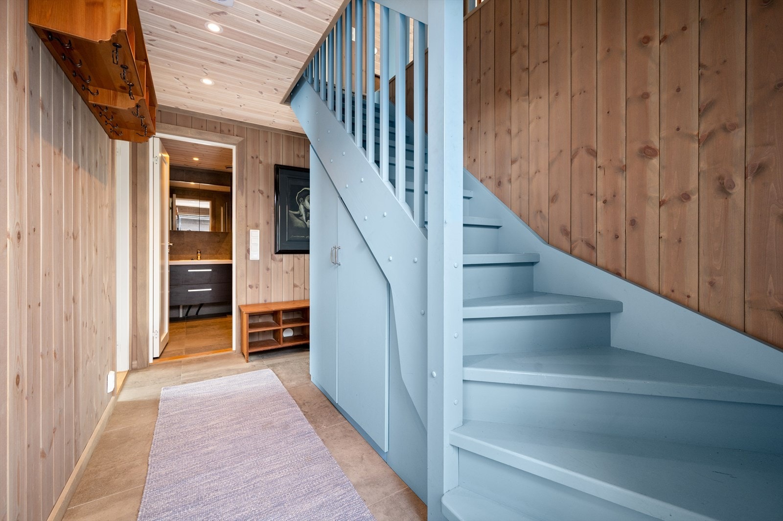 Praktisk oppbevaringssted under trappa Galleribilde