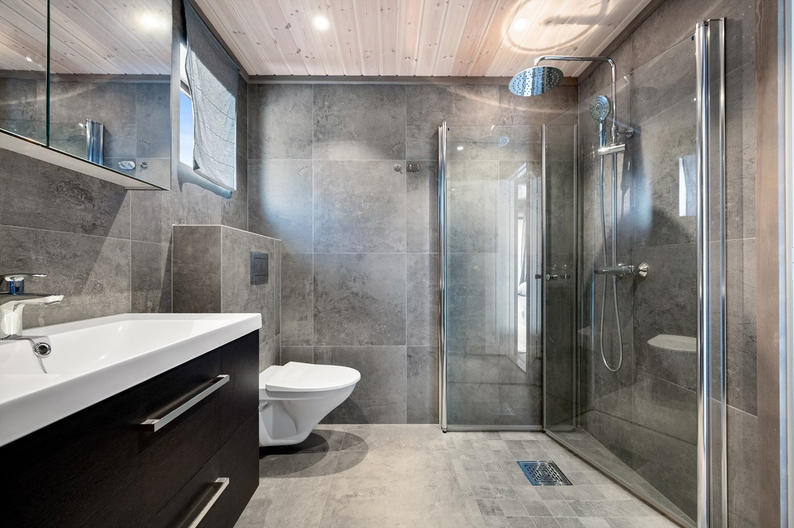 Lekker bad fra 2020 med downlights i taket og varmekabler i gulvet Galleribilde