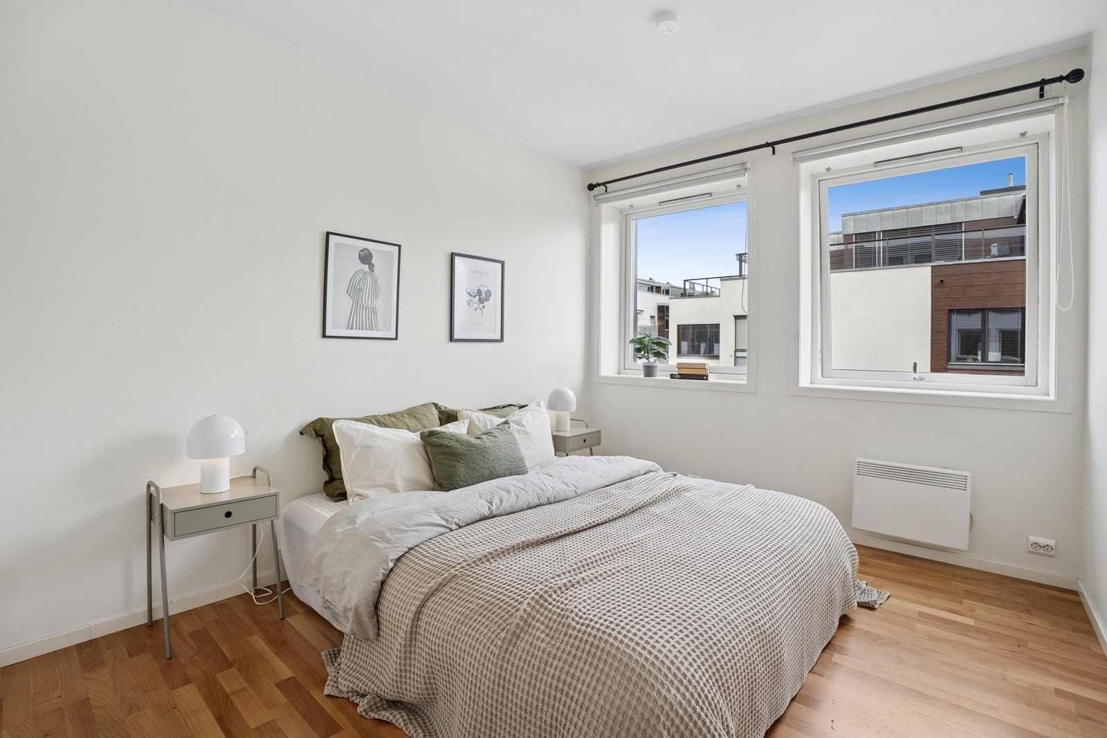 Hovedsoverommet har to vinduer som gir godt med naturlig lys. Galleribilde