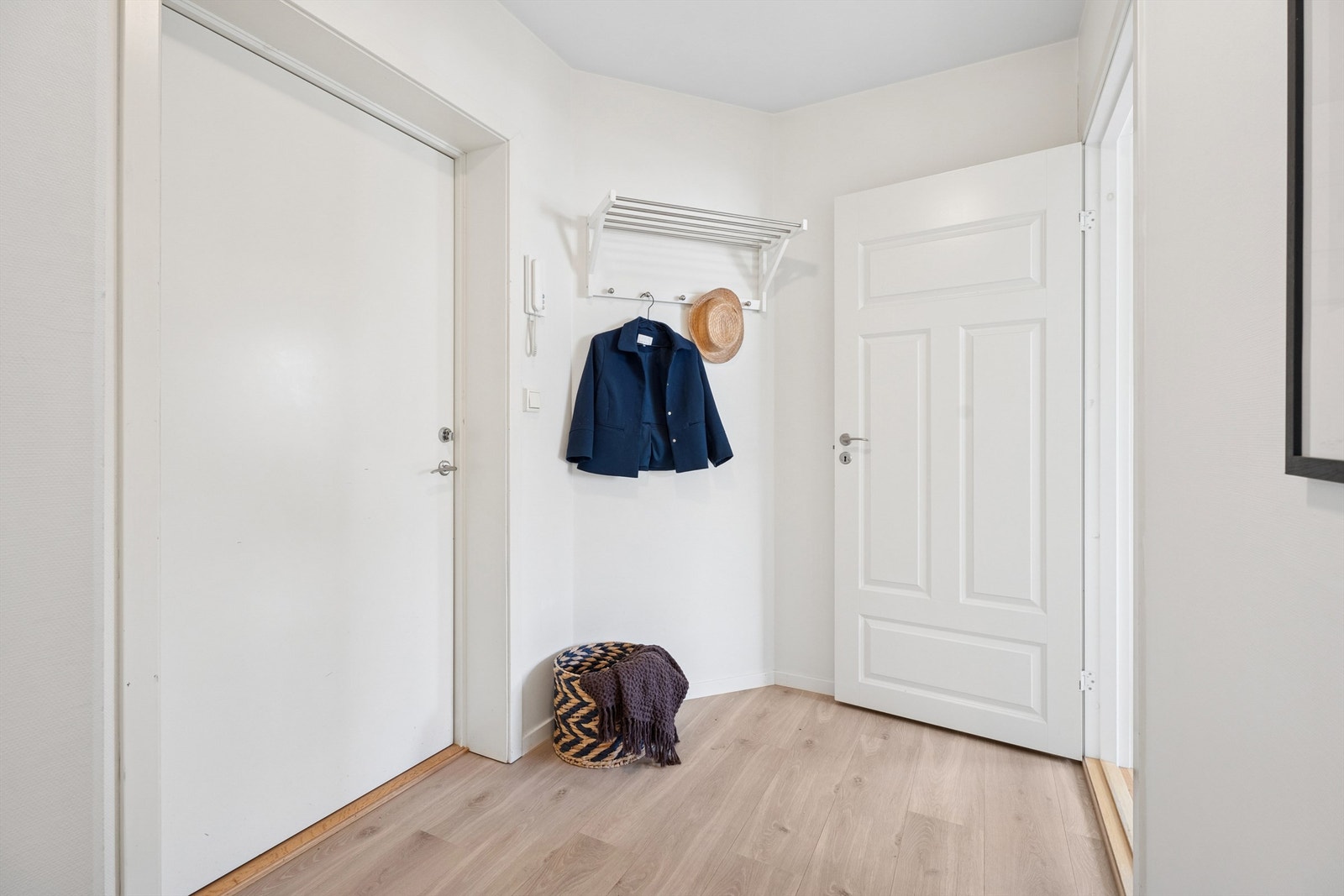 Du ønskes velkommen via en hyggelig entrè med port telefon og plass for å henge av seg yttertøy og sko. Galleribilde